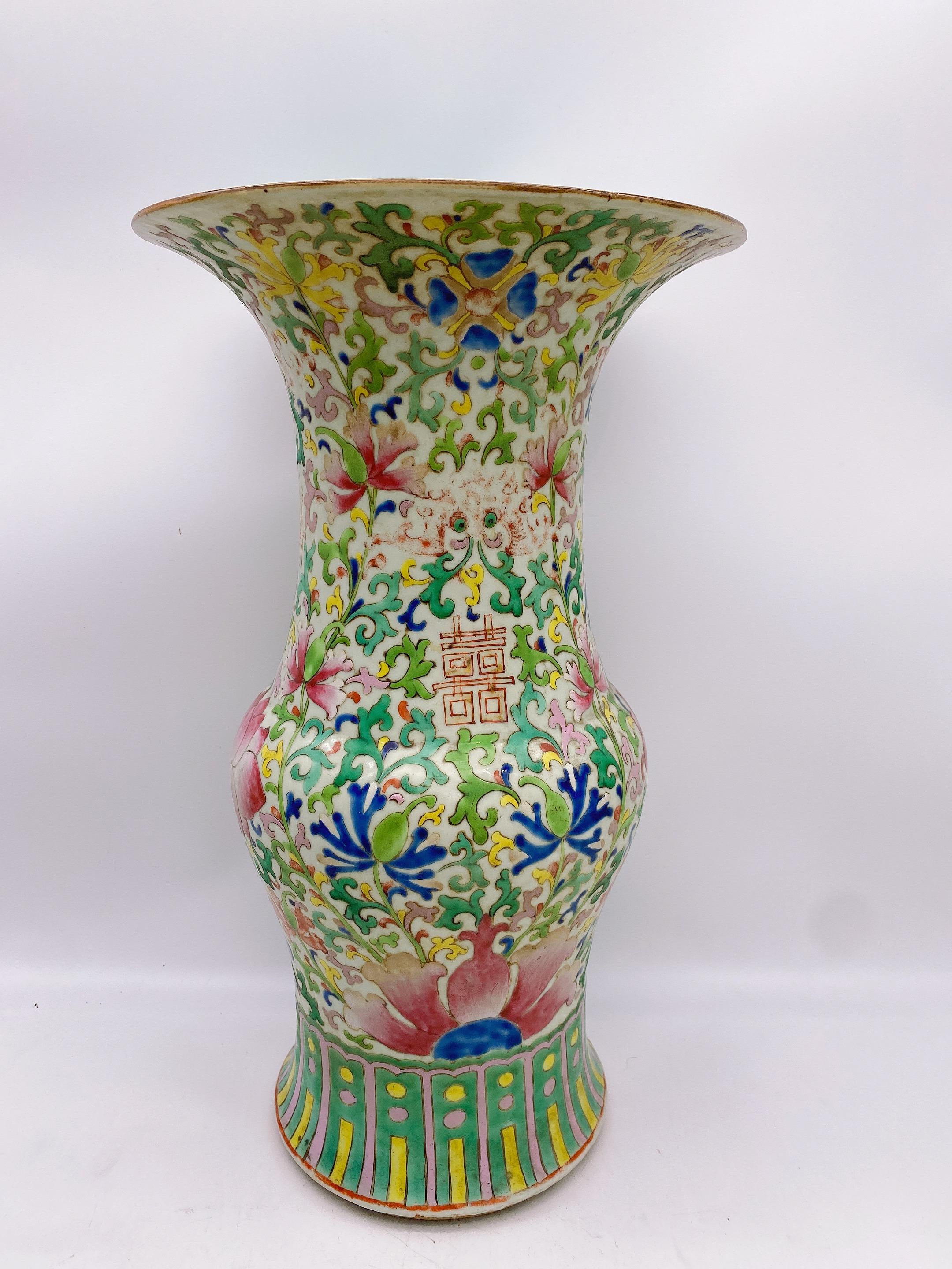 Vase ancien en porcelaine chinoise Gu de la dynastie Qing en vente 1