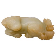 Ancienne figurine chinoise en jade sculpté de la dynastie Qing représentant une horloge