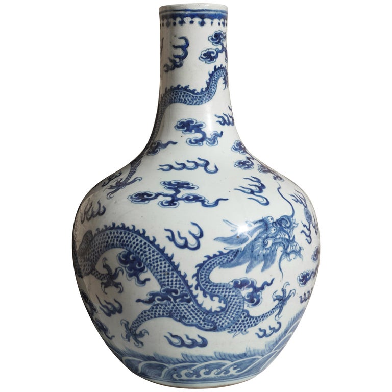 Vase à dragon bleu et blanc de style impérial Ming de la dynastie Qing sur  1stDibs