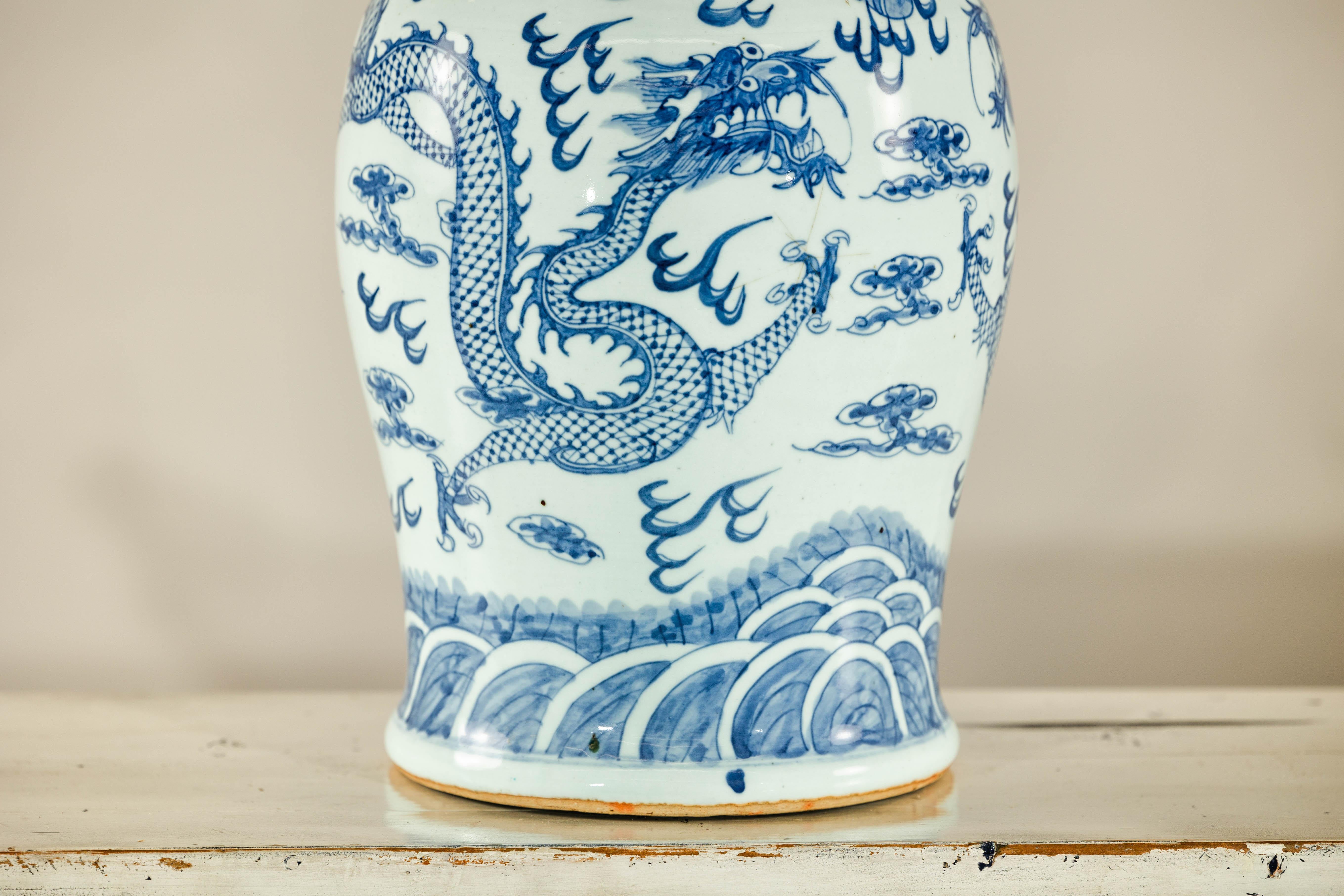 Vaso di drago in porcellana bianca e blu della dinastia Qing con coperchio e terminale a forma di cane da combattimento in vendita 3