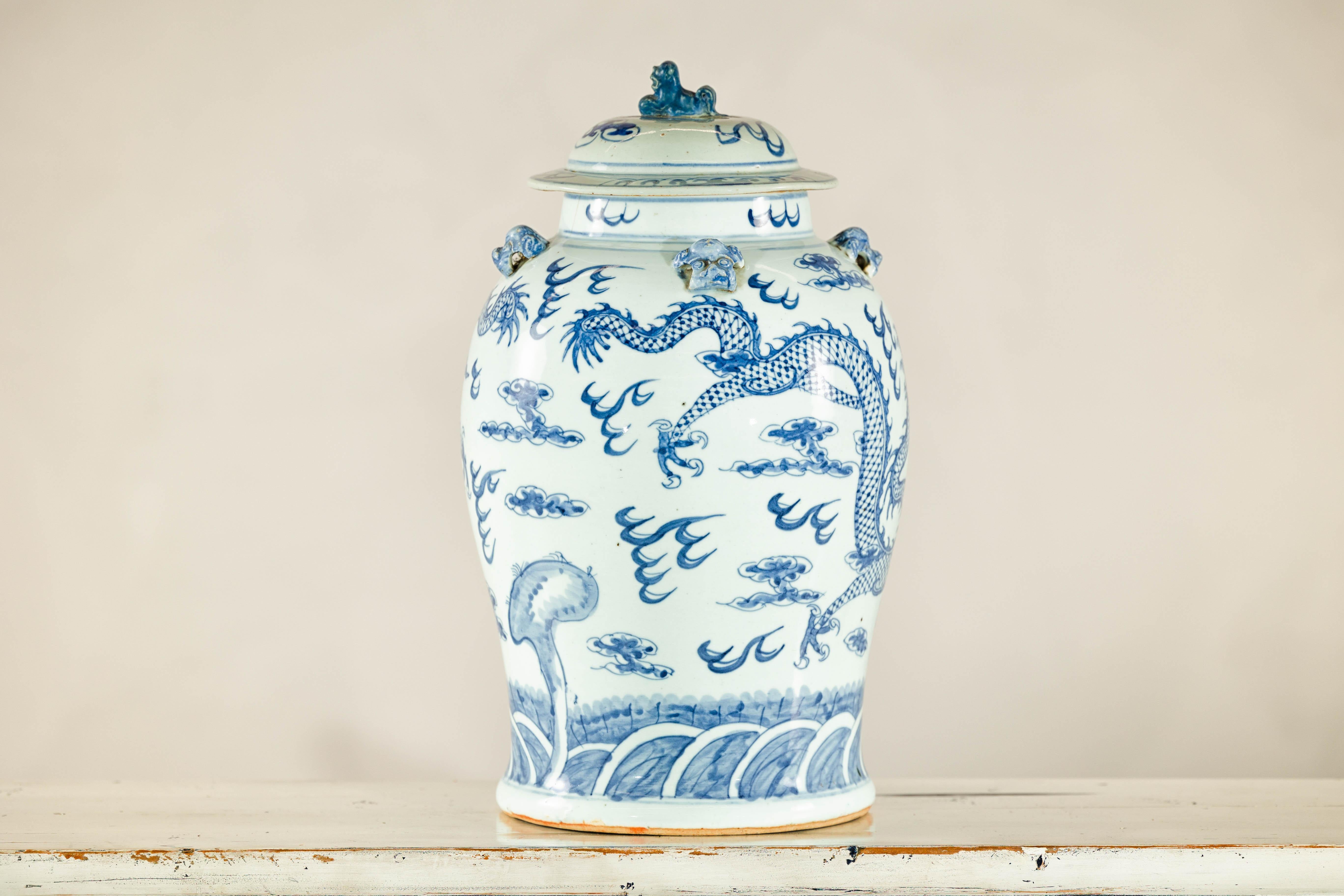 Vaso di drago in porcellana bianca e blu della dinastia Qing con coperchio e terminale a forma di cane da combattimento in vendita 4