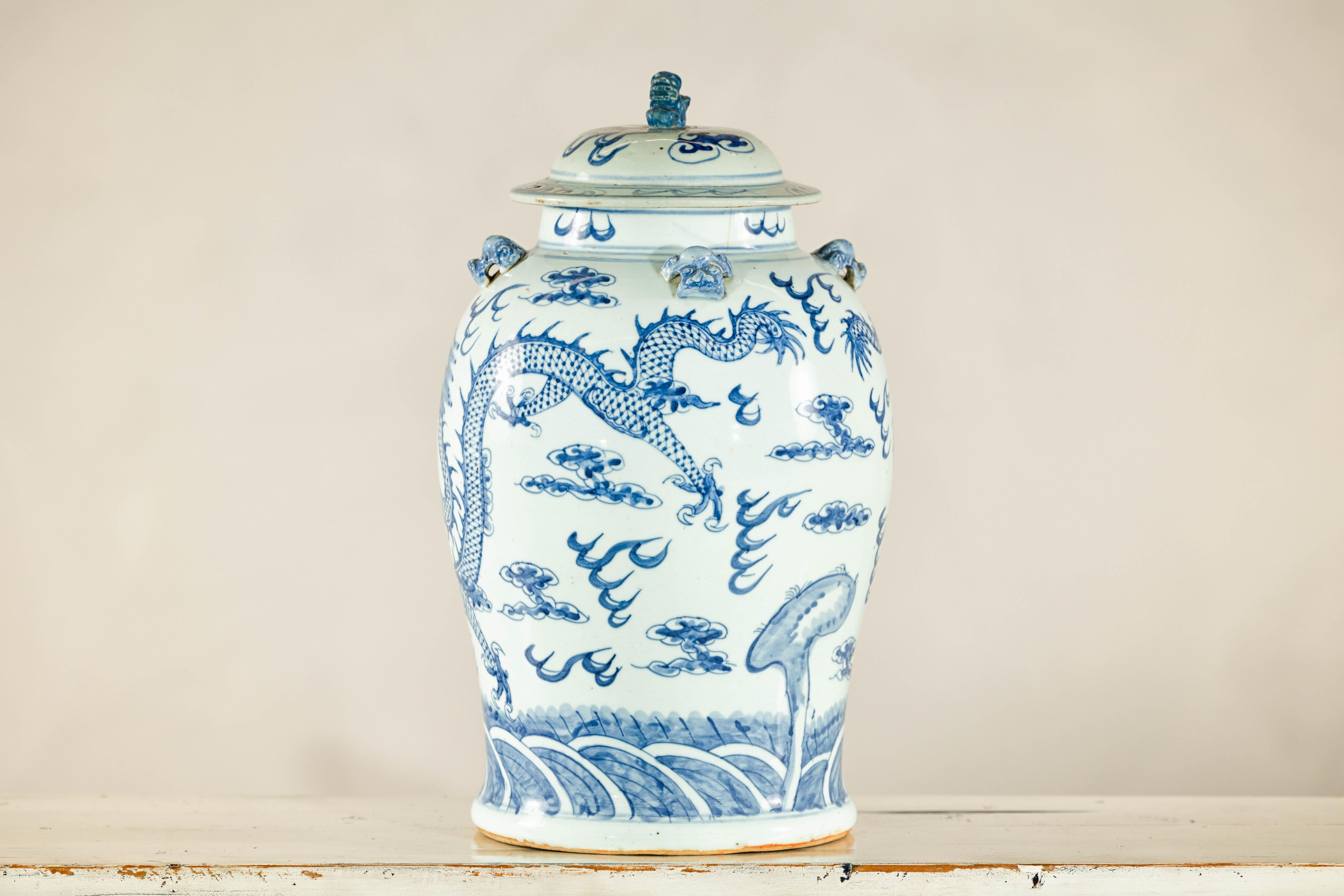 Vaso di drago in porcellana bianca e blu della dinastia Qing con coperchio e terminale a forma di cane da combattimento in vendita 5