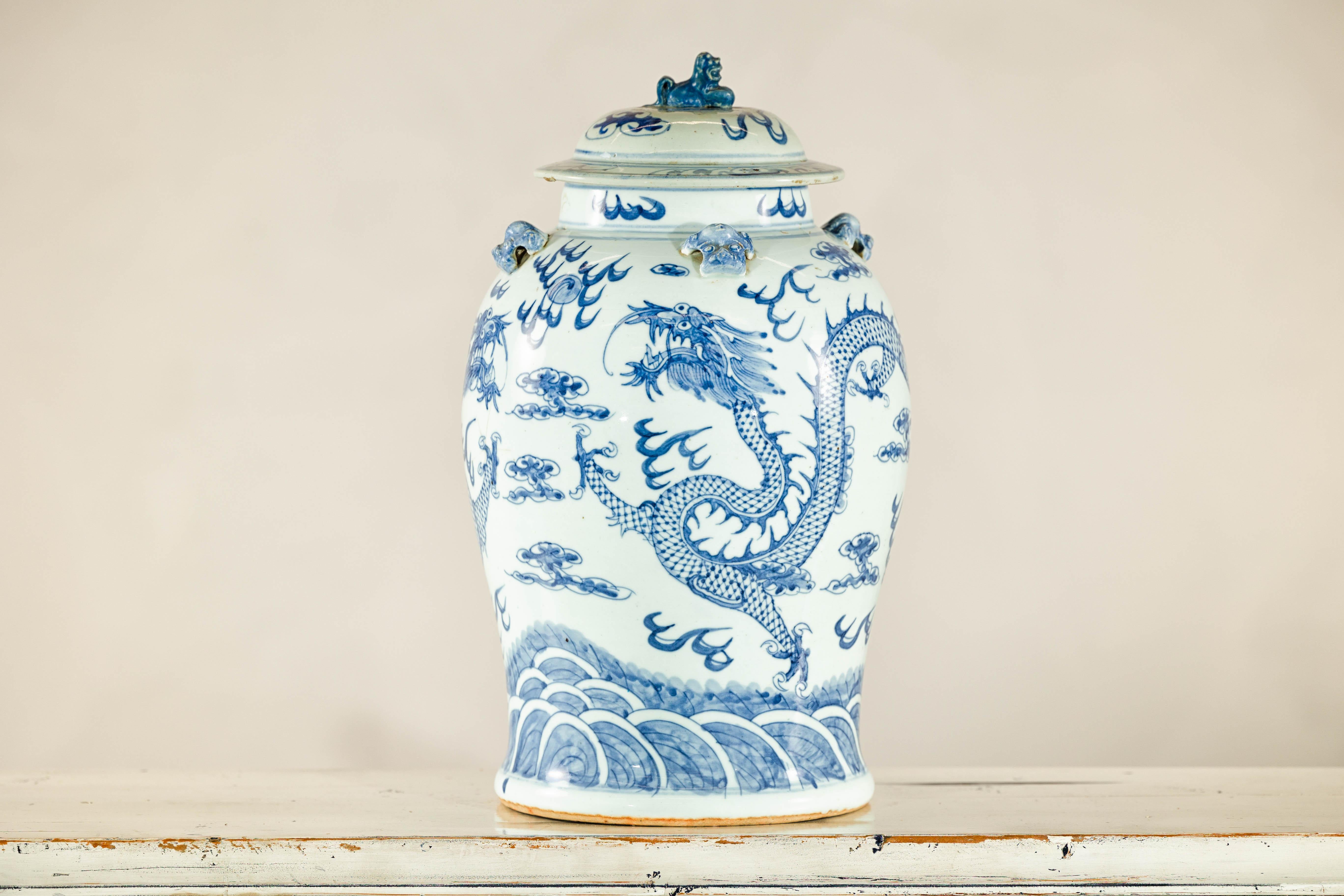 Vaso di drago in porcellana bianca e blu della dinastia Qing con coperchio e terminale a forma di cane da combattimento in vendita 6