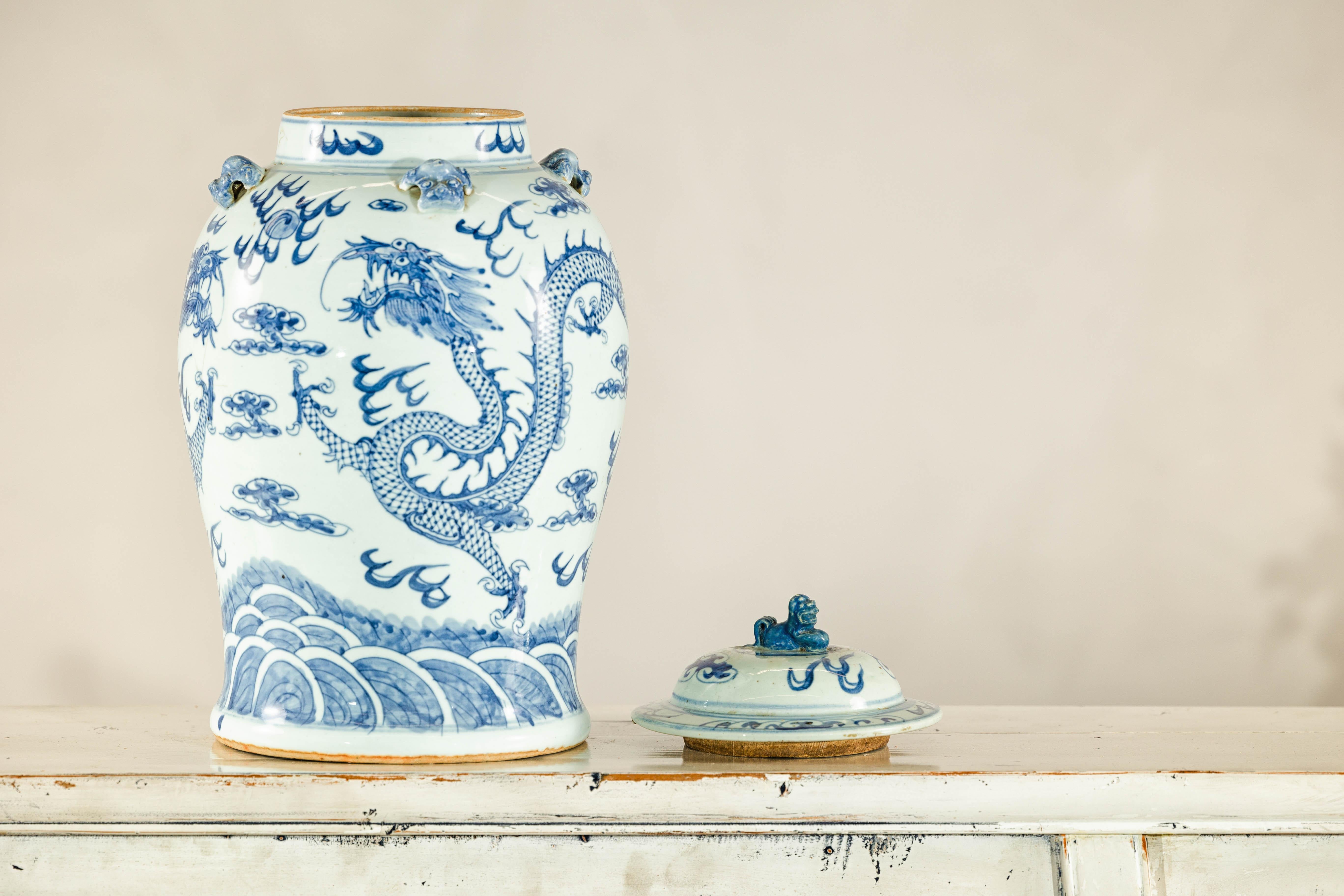 Vaso di drago in porcellana bianca e blu della dinastia Qing con coperchio e terminale a forma di cane da combattimento in vendita 7