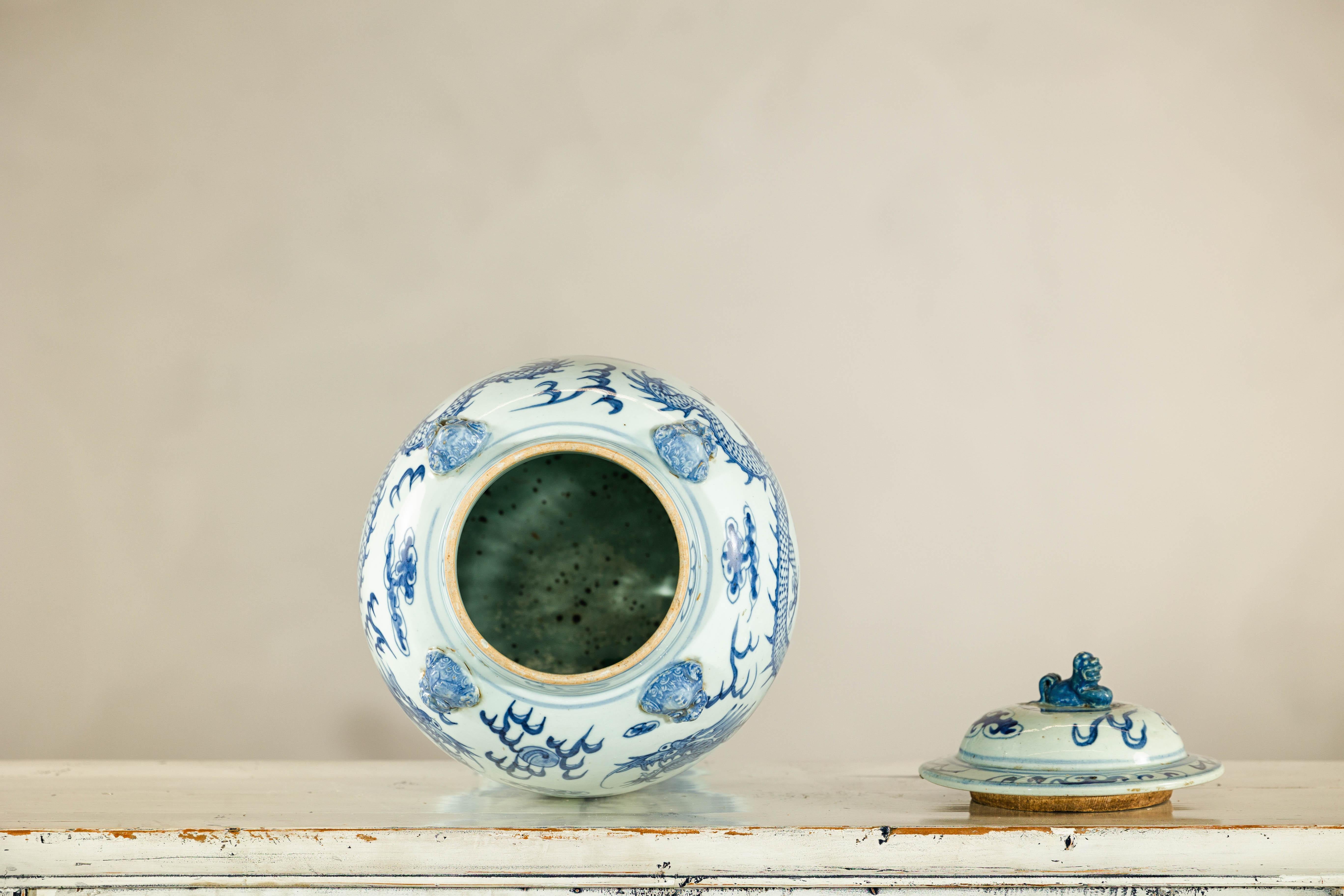 Vaso di drago in porcellana bianca e blu della dinastia Qing con coperchio e terminale a forma di cane da combattimento in vendita 8
