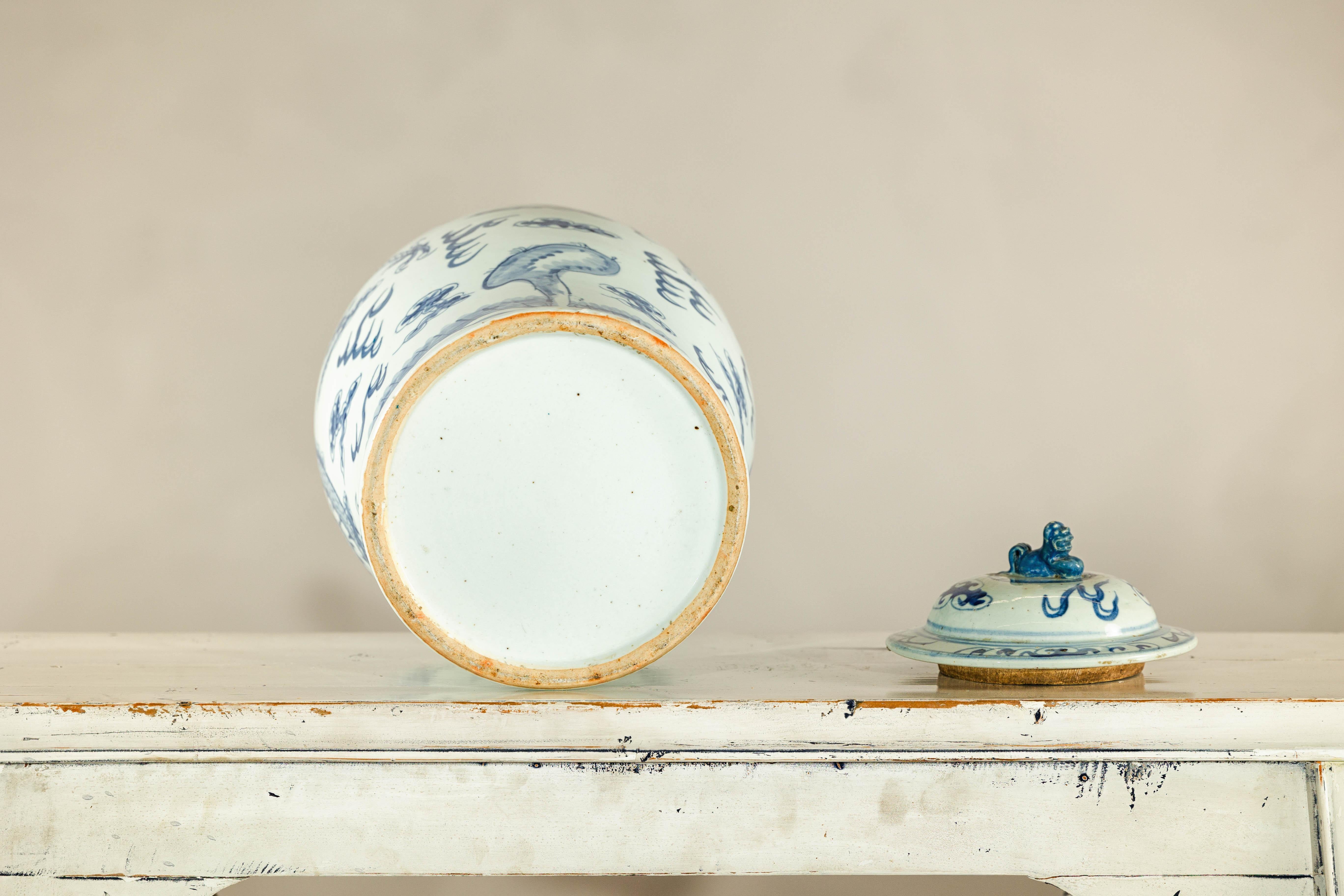 Vaso di drago in porcellana bianca e blu della dinastia Qing con coperchio e terminale a forma di cane da combattimento in vendita 9