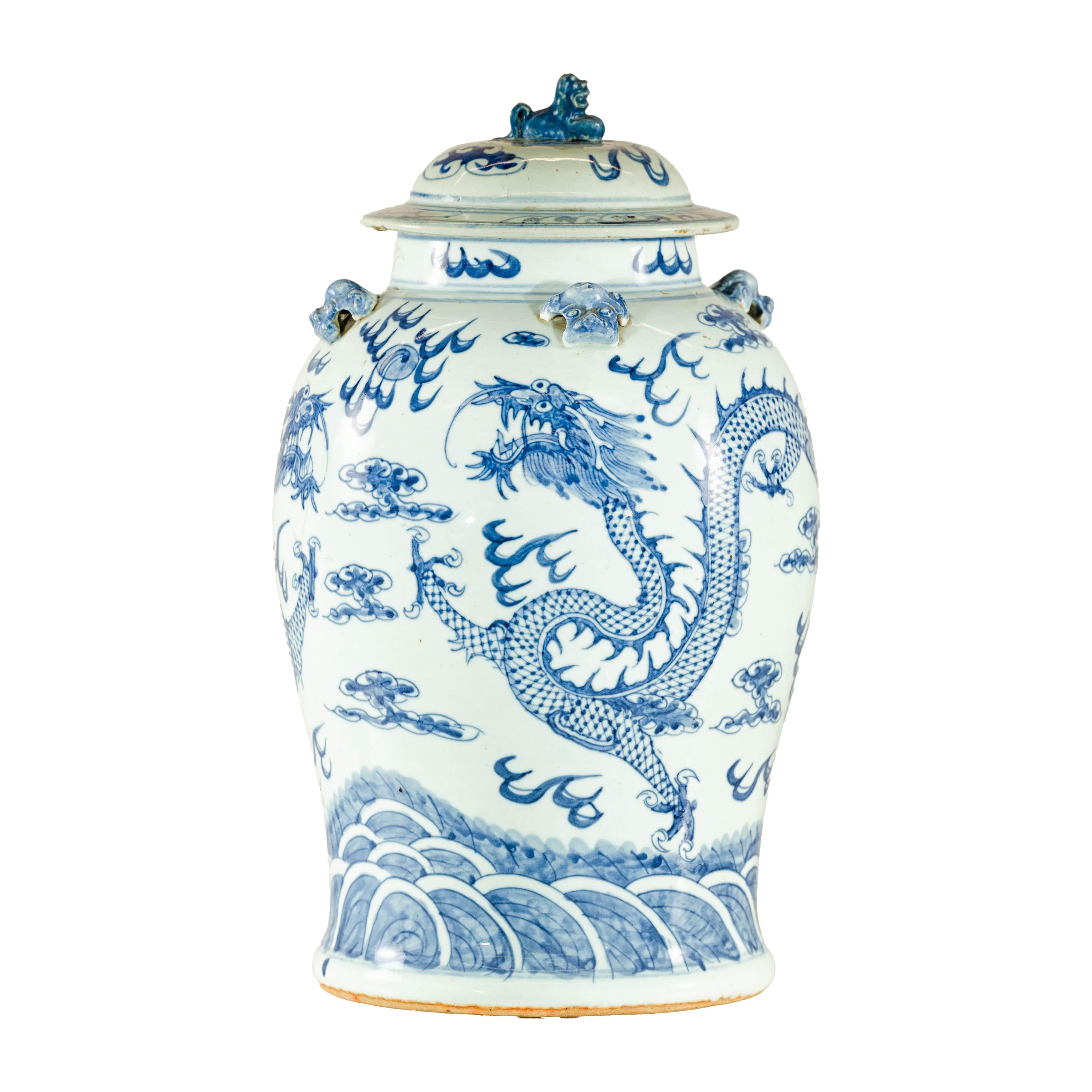 Vaso di drago in porcellana bianca e blu della dinastia Qing con coperchio e terminale a forma di cane da combattimento in vendita 10