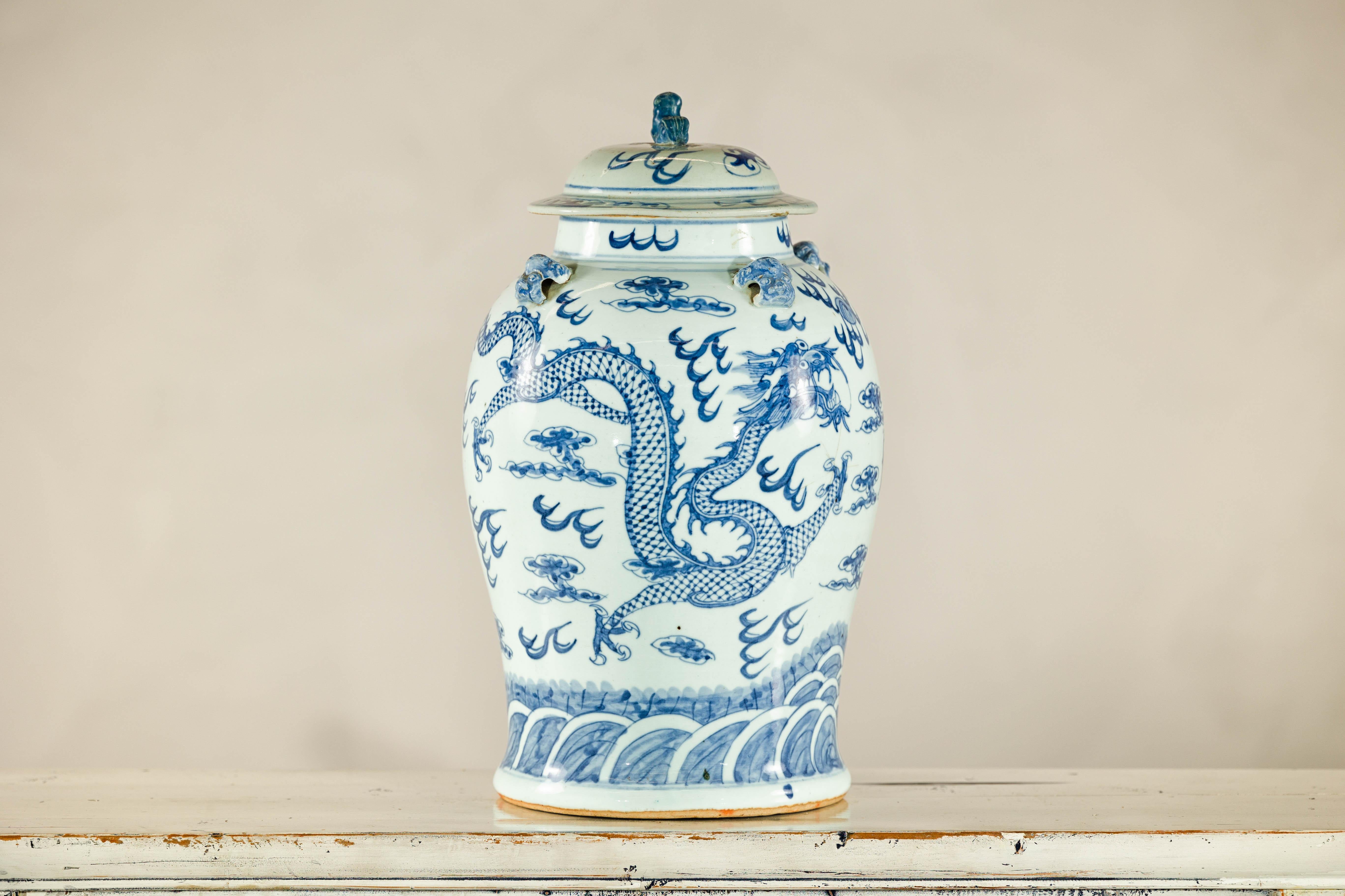 Dipinto a mano Vaso di drago in porcellana bianca e blu della dinastia Qing con coperchio e terminale a forma di cane da combattimento in vendita