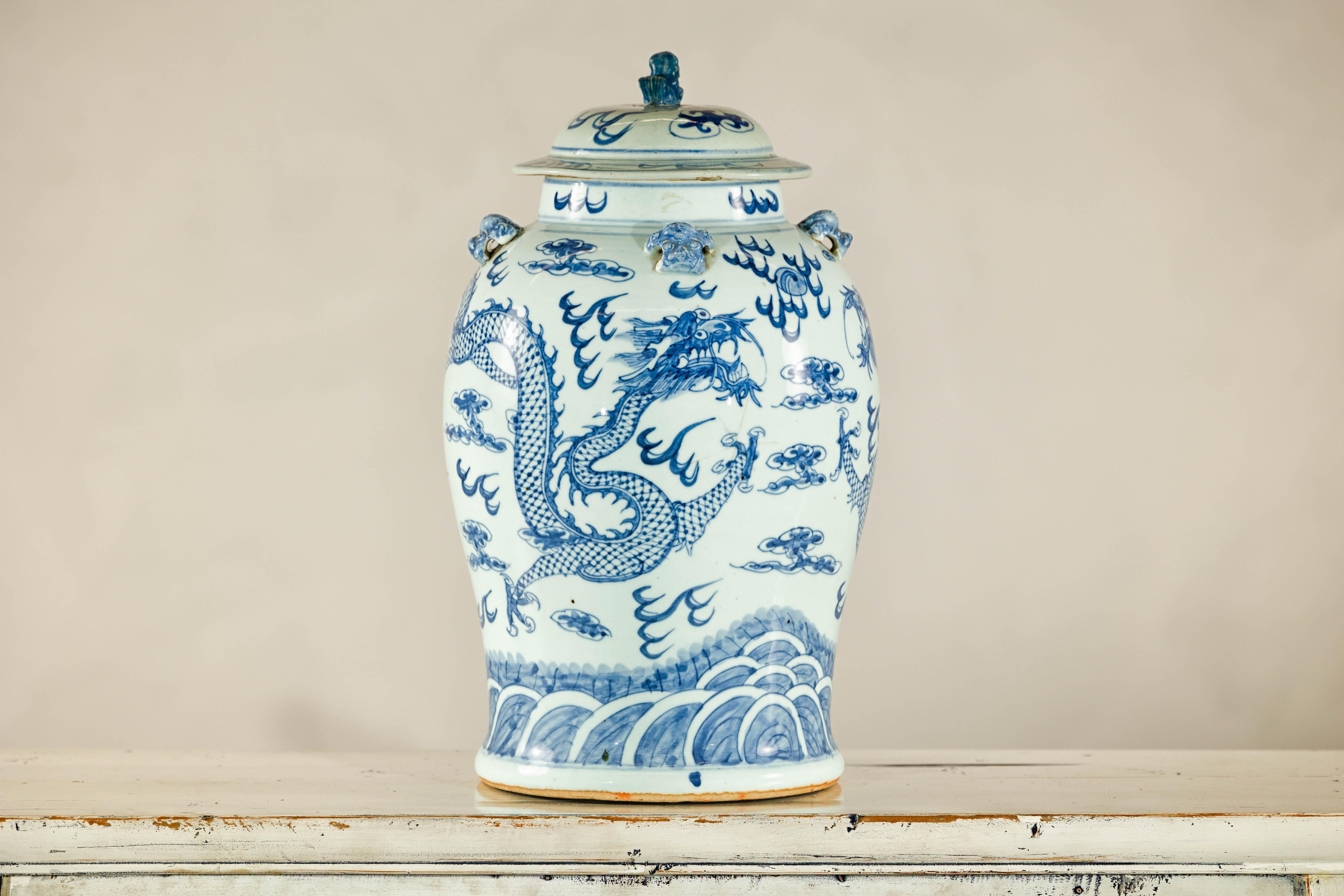 Vaso di drago in porcellana bianca e blu della dinastia Qing con coperchio e terminale a forma di cane da combattimento In condizioni buone in vendita a Yonkers, NY