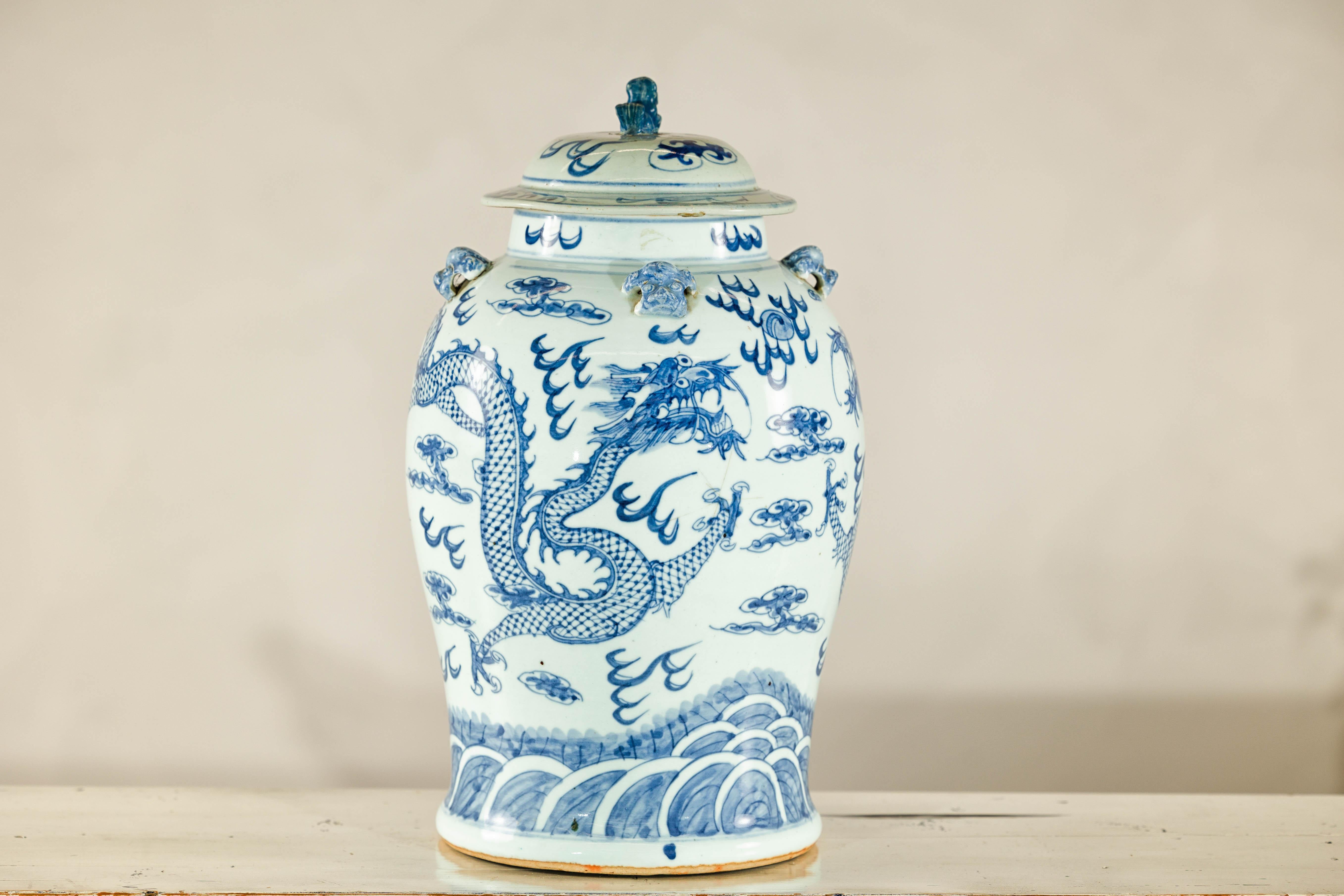 Porcellana Vaso di drago in porcellana bianca e blu della dinastia Qing con coperchio e terminale a forma di cane da combattimento in vendita