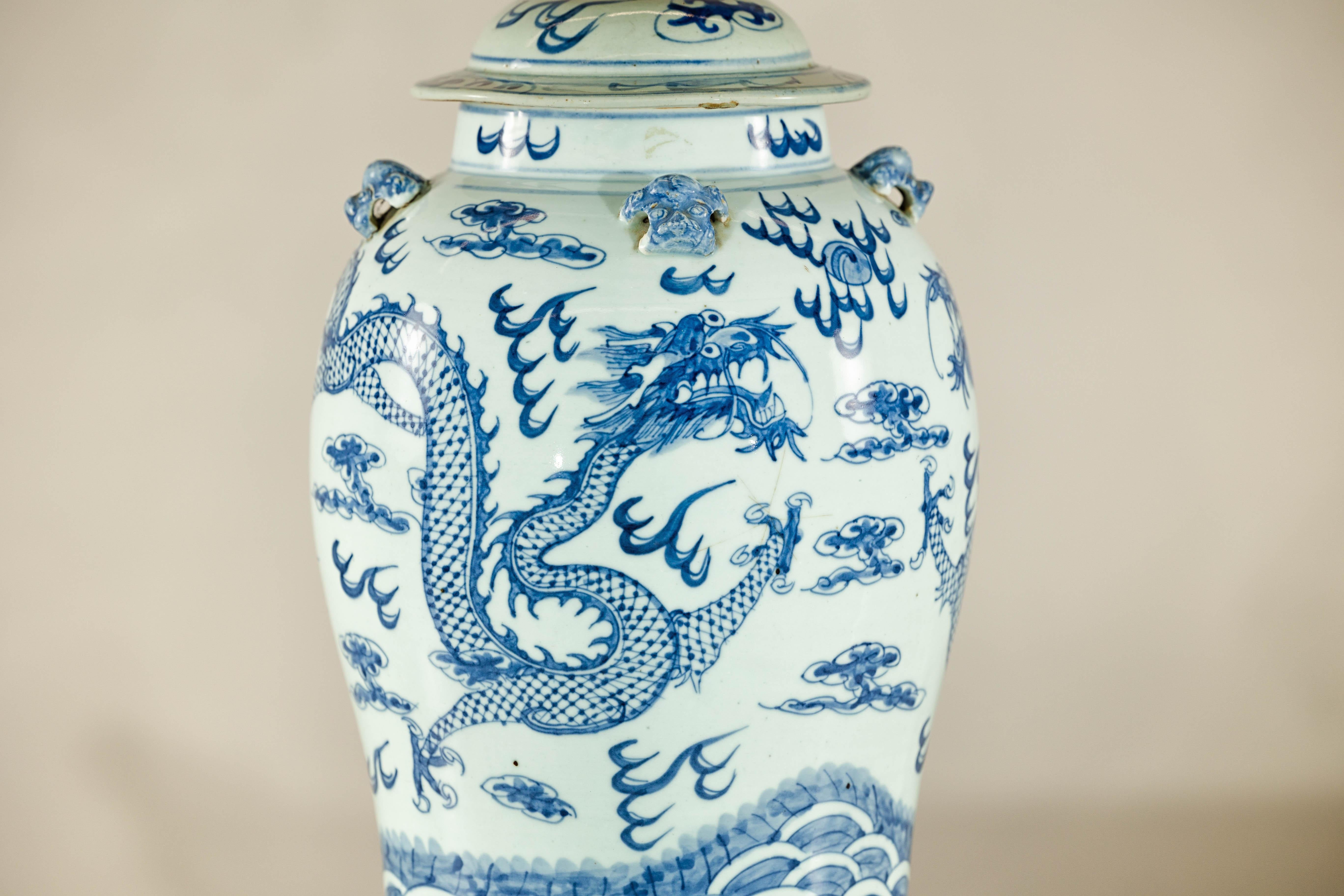 Vaso di drago in porcellana bianca e blu della dinastia Qing con coperchio e terminale a forma di cane da combattimento in vendita 1
