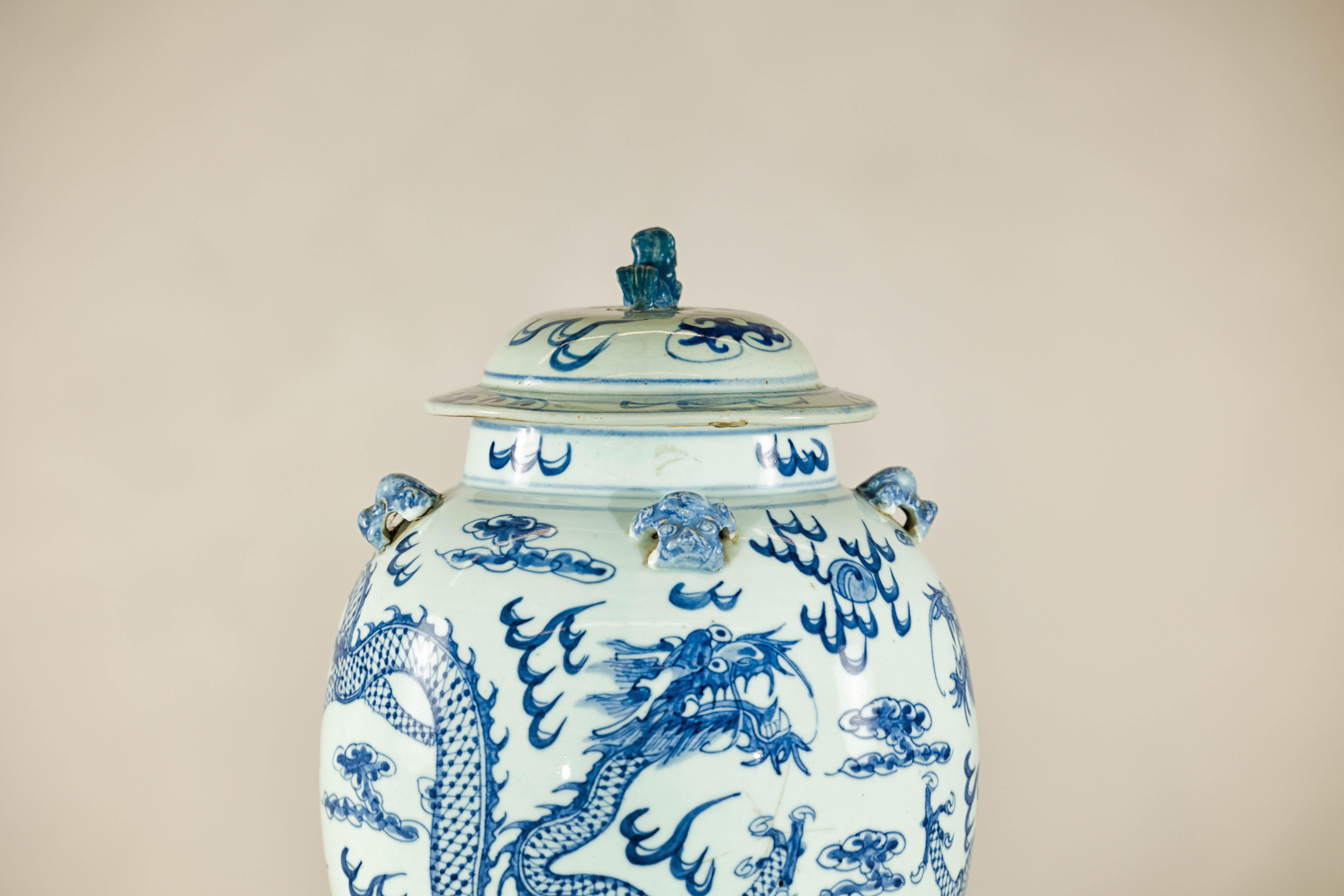 Vaso di drago in porcellana bianca e blu della dinastia Qing con coperchio e terminale a forma di cane da combattimento in vendita 2