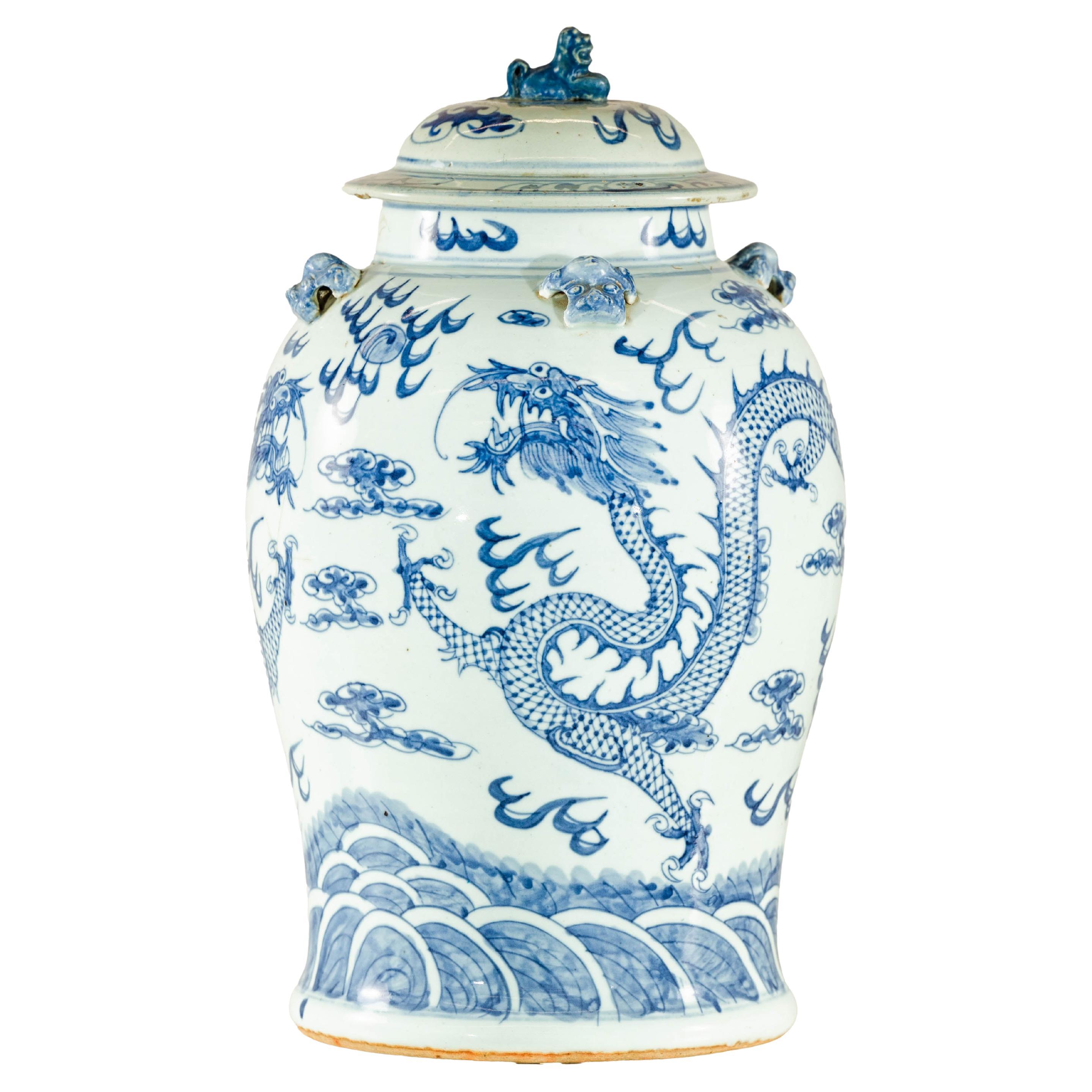 Jarra de porcelana azul y blanca de la dinastía Qing con forma de dragón, tapa y remate de perro Foo