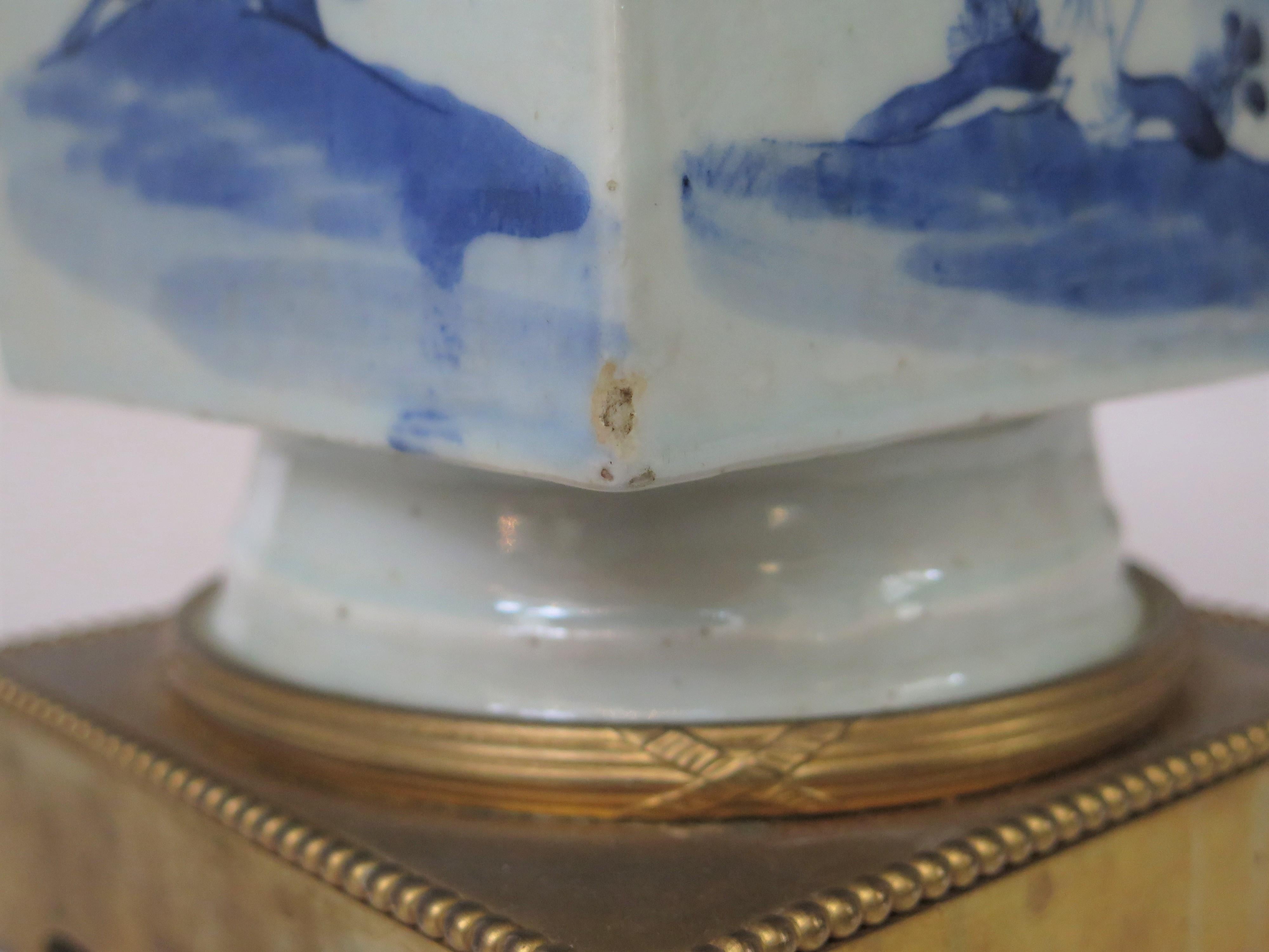 Blaue und weiße Porzellanvase aus der Qing Dynasty in französischer vergoldeter Bronzefassung im Angebot 4