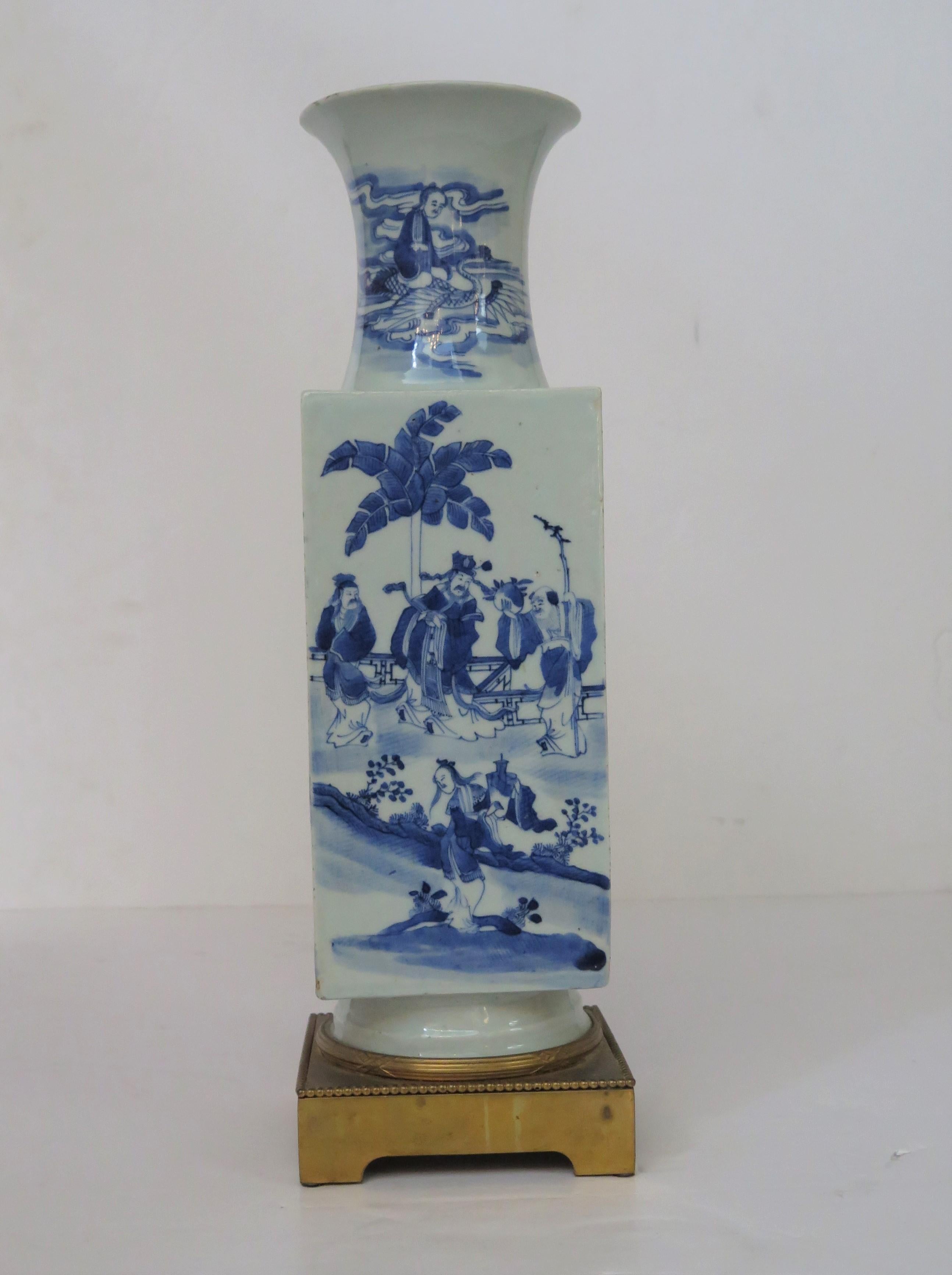 Blau-weiße Porzellanvase aus der Qing-Dynastie in französischer vergoldeter Bronzemontierung, früher als Lampe gebohrt, quadratische Form Quadratische Form. 

20