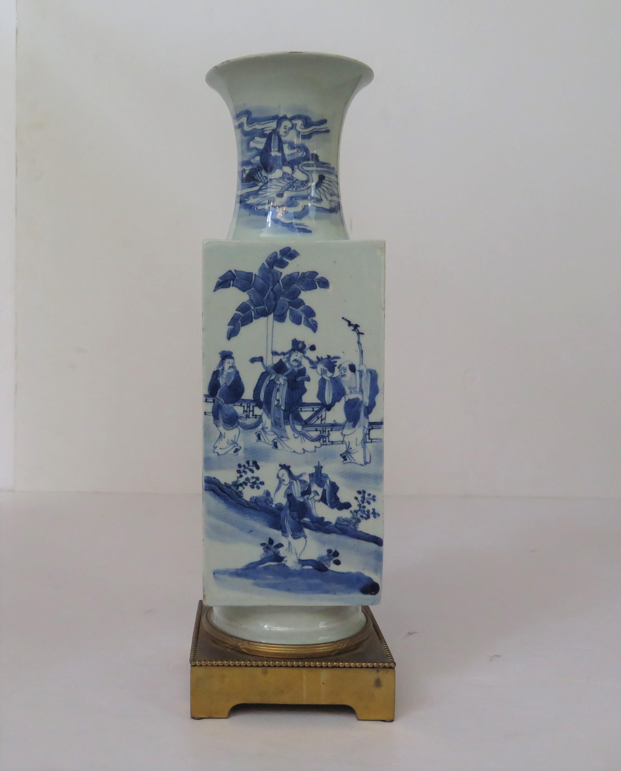 Blaue und weiße Porzellanvase aus der Qing Dynasty in französischer vergoldeter Bronzefassung im Angebot 1