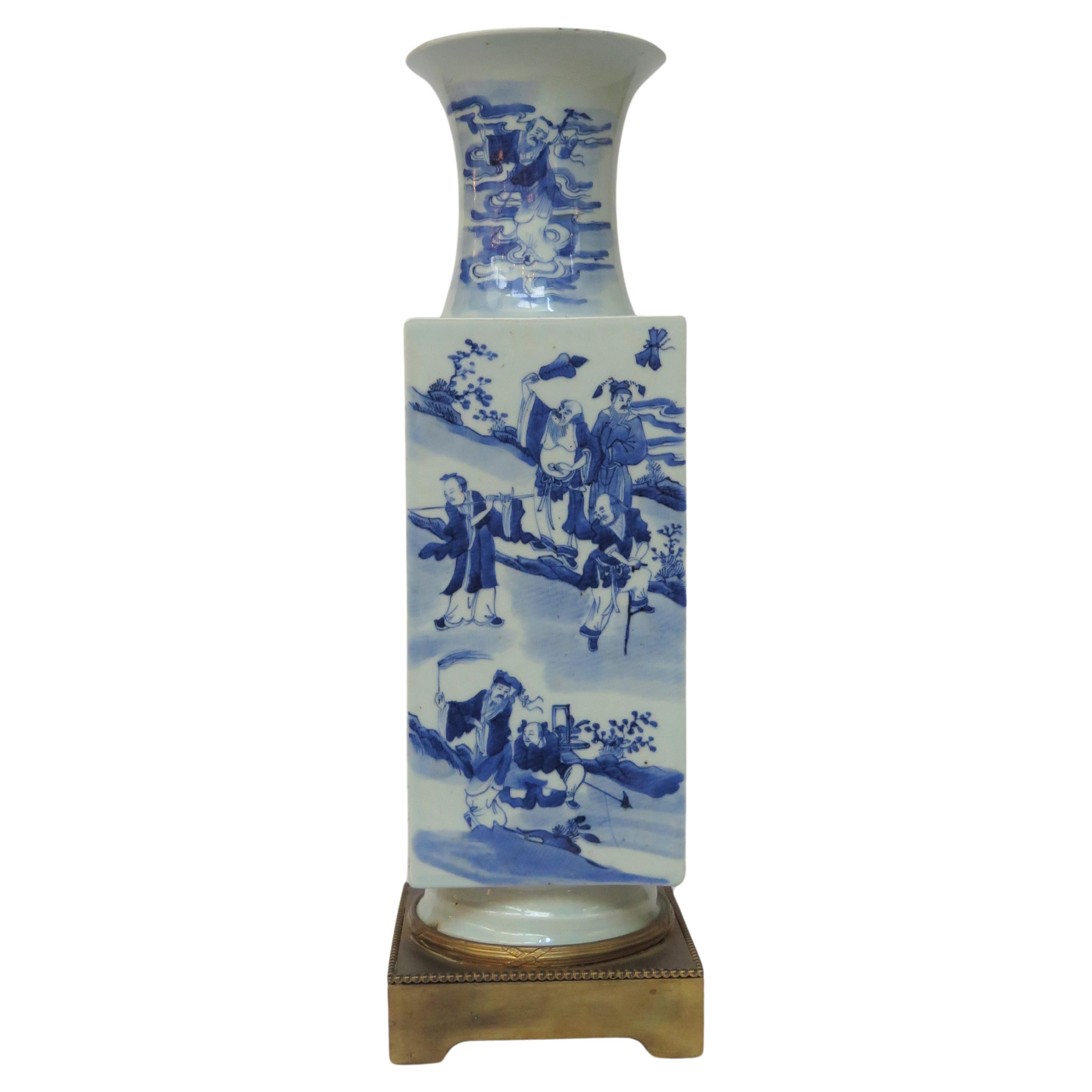 Blaue und weiße Porzellanvase aus der Qing Dynasty in französischer vergoldeter Bronzefassung im Angebot