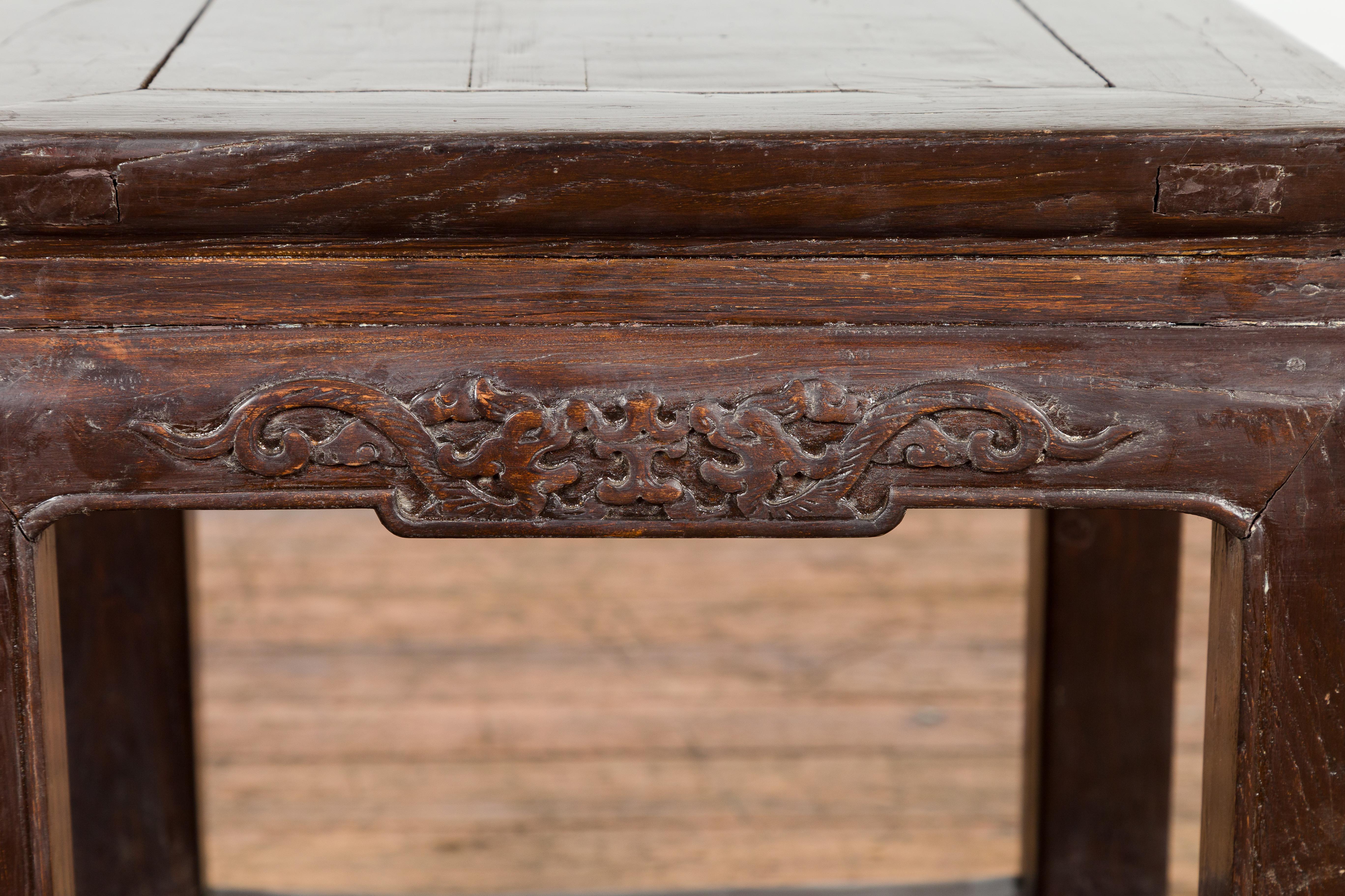 Table basse en laque brune de la dynastie Qing avec tablier sculpté et pieds en sabot de cheval en vente 3
