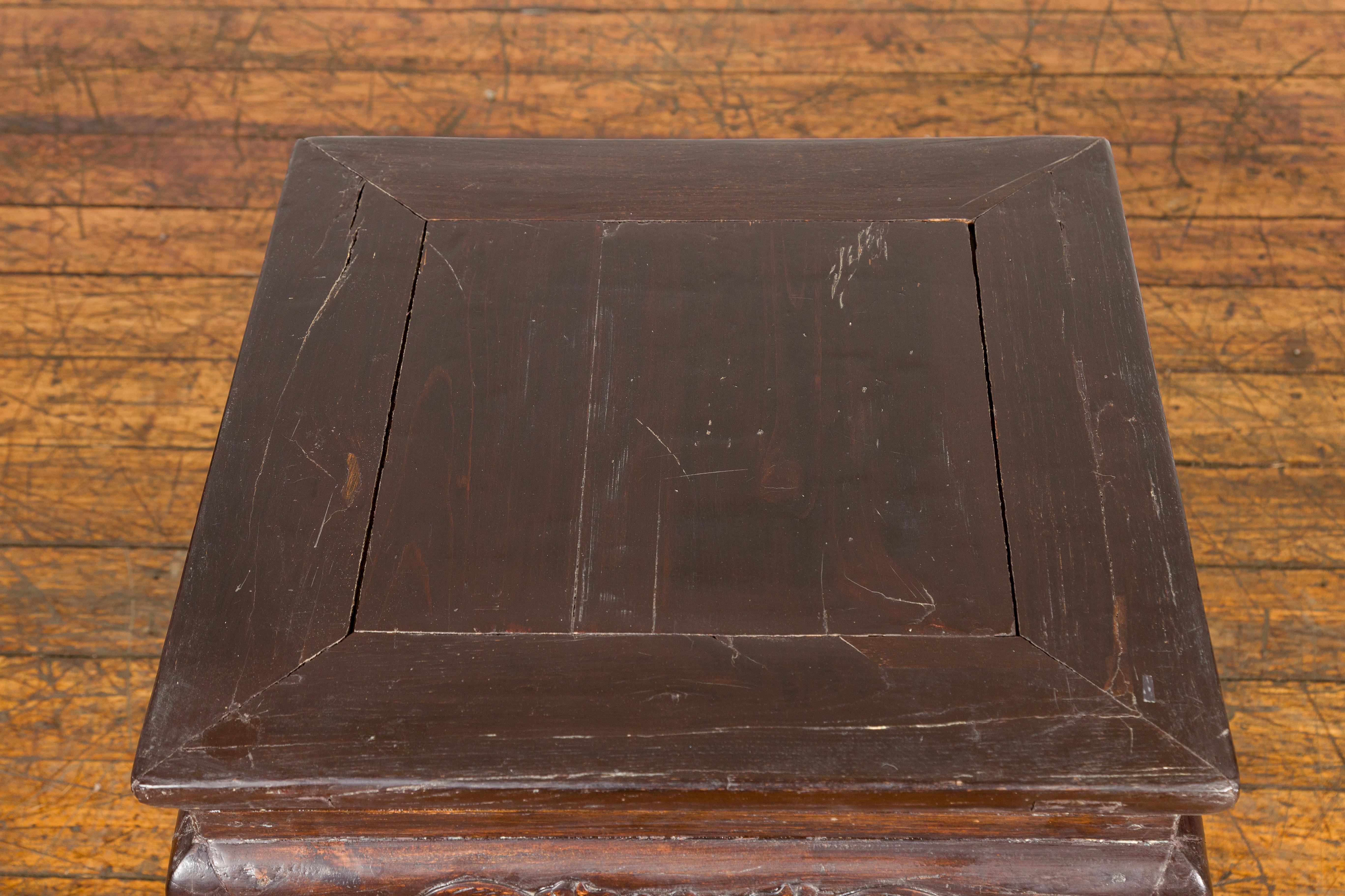 Table basse en laque brune de la dynastie Qing avec tablier sculpté et pieds en sabot de cheval en vente 5
