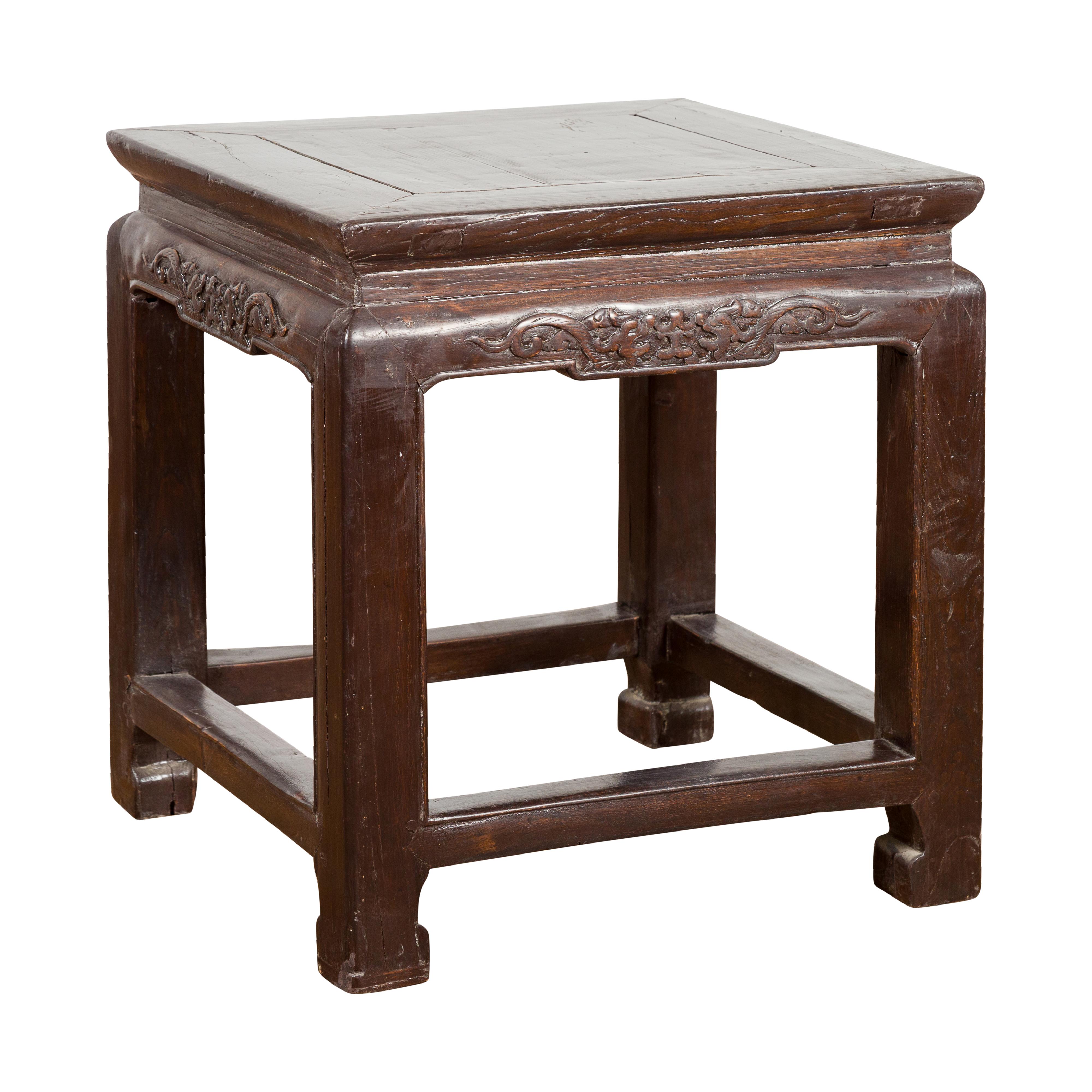 Table basse en laque brune de la dynastie Qing avec tablier sculpté et pieds en sabot de cheval en vente 11