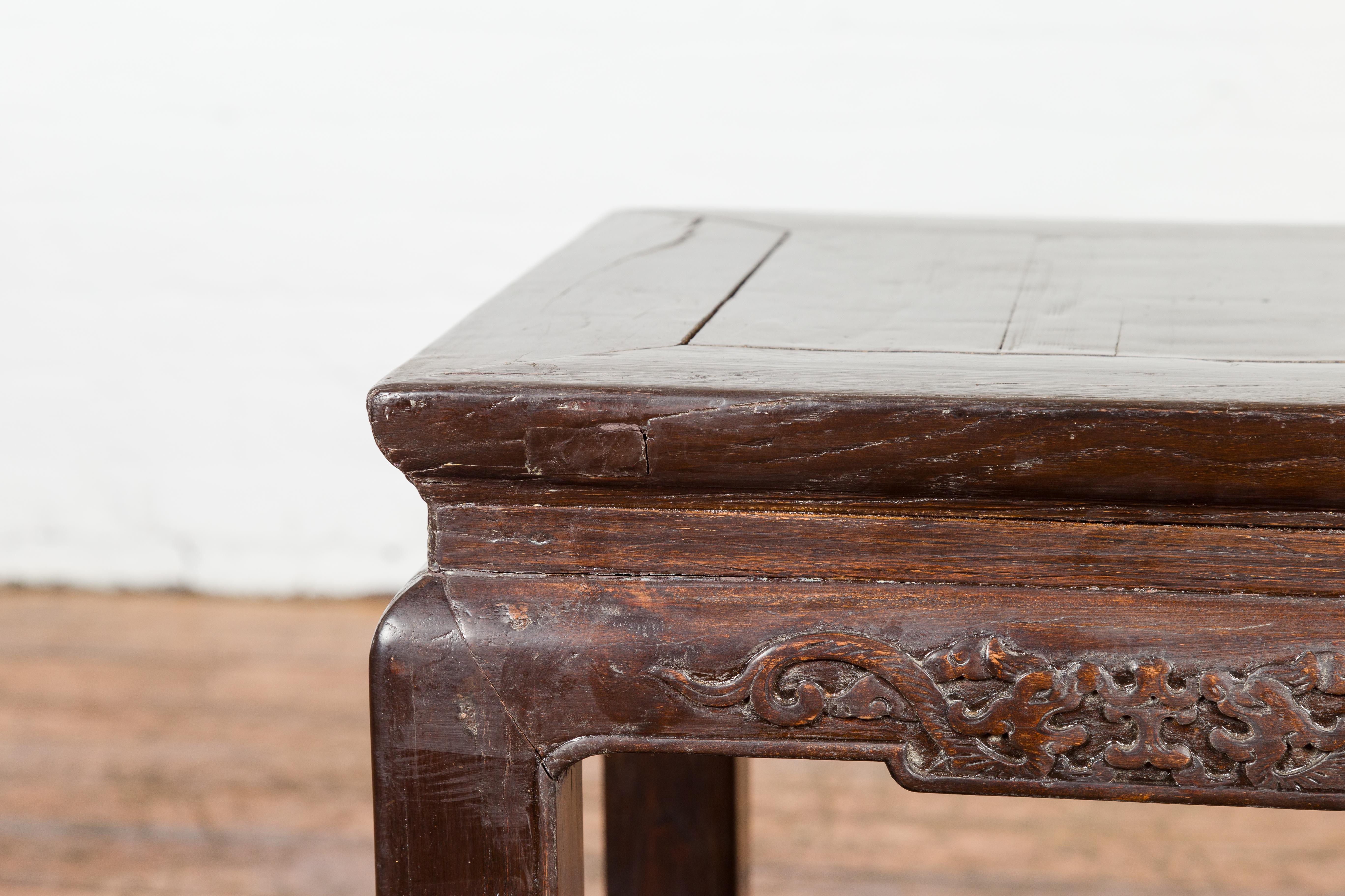 Table basse en laque brune de la dynastie Qing avec tablier sculpté et pieds en sabot de cheval en vente 1
