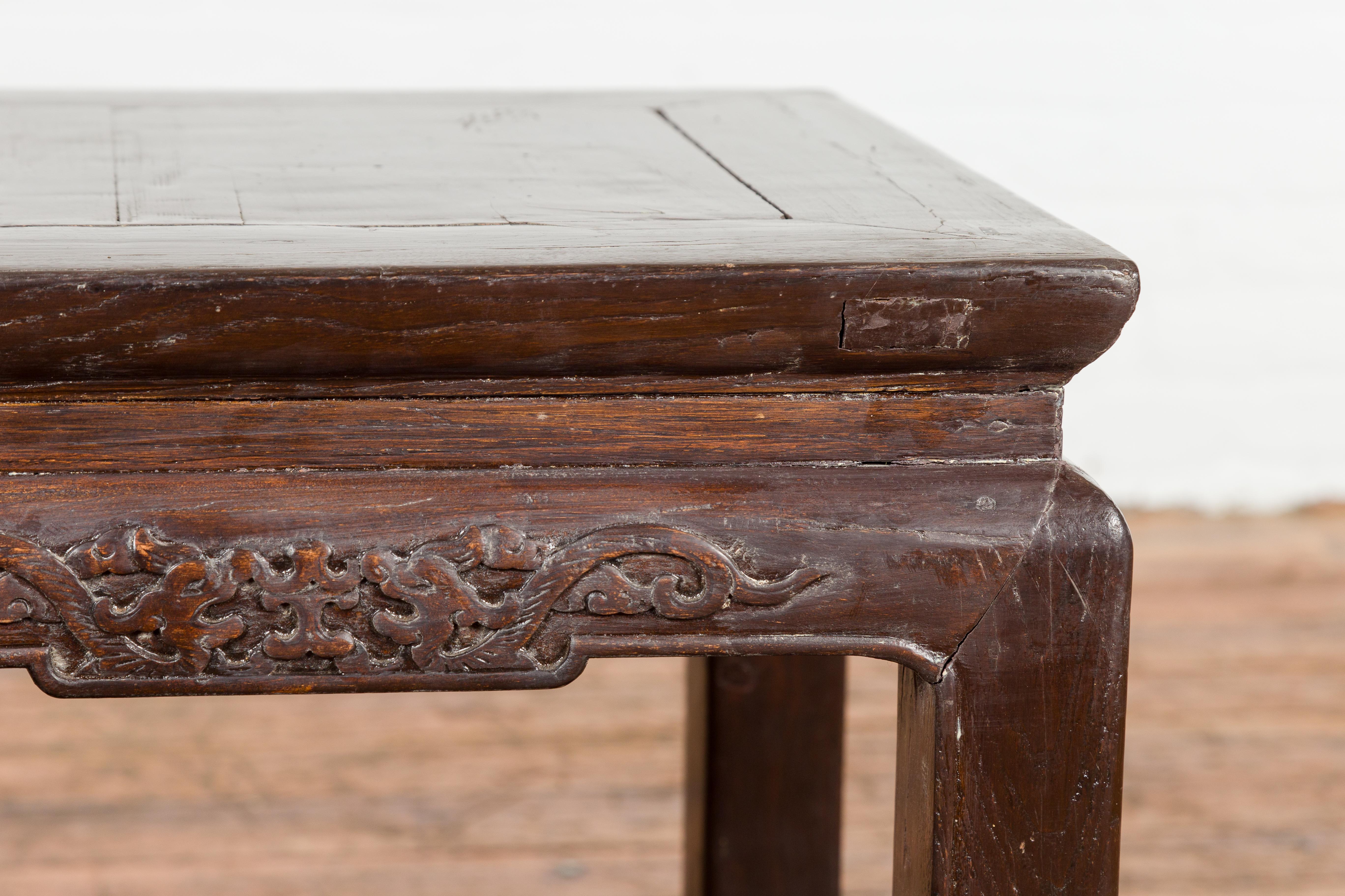 Table basse en laque brune de la dynastie Qing avec tablier sculpté et pieds en sabot de cheval en vente 2