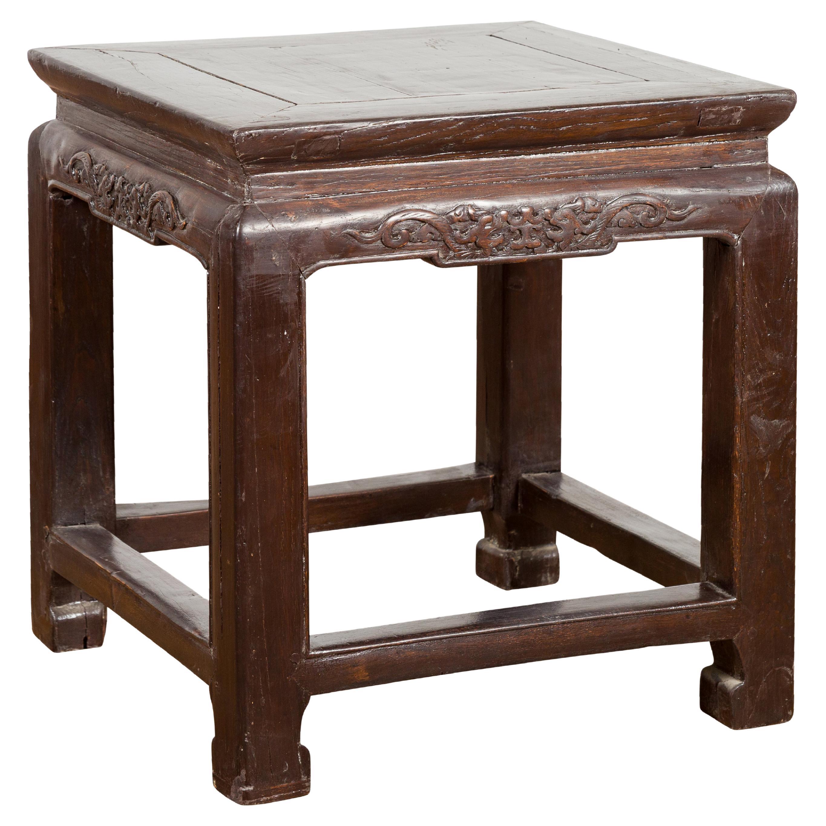 Table basse en laque brune de la dynastie Qing avec tablier sculpté et pieds en sabot de cheval en vente