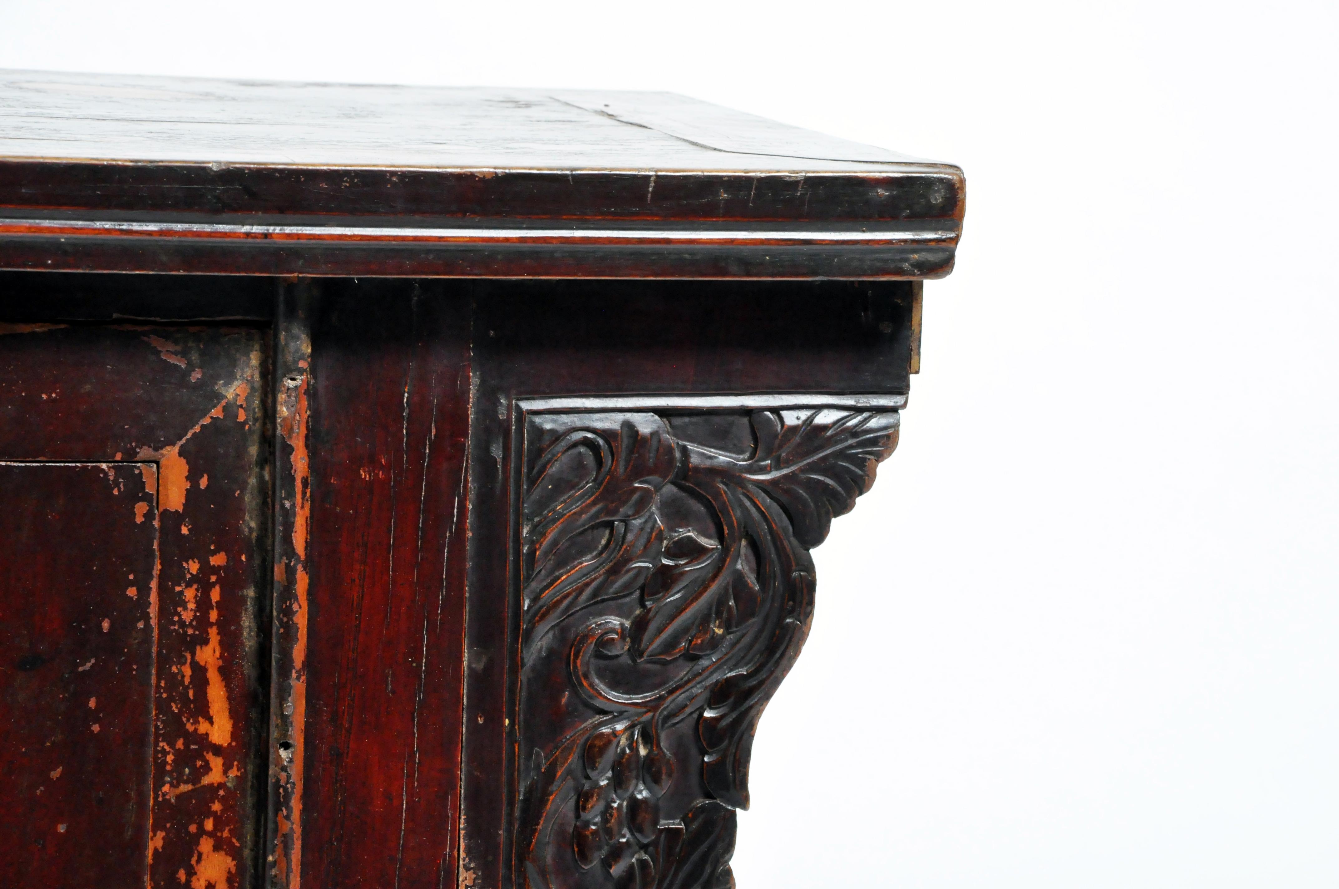 Qing-Dynasty Butterfly Cabinet with Original Lacquer and Patina 3