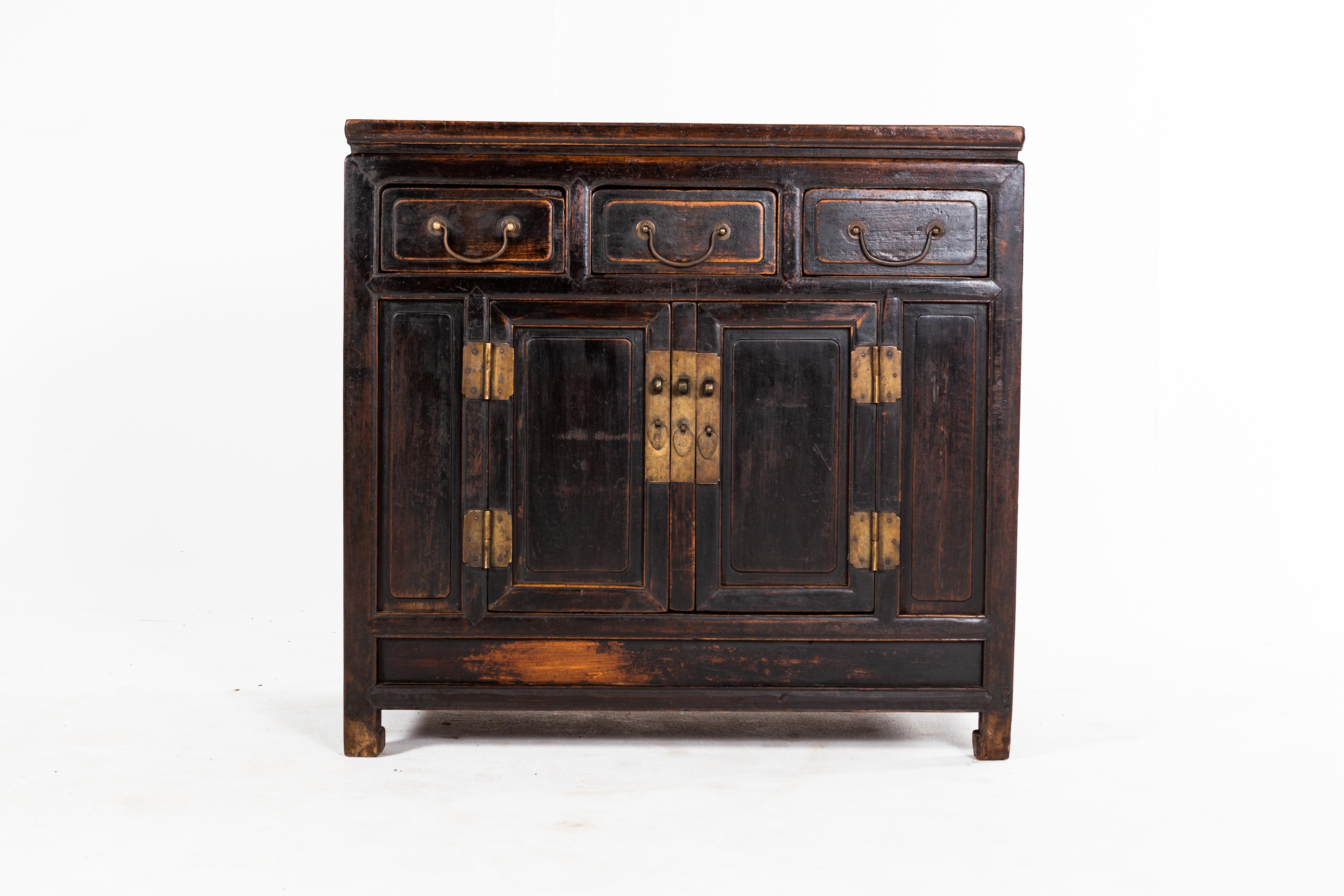 Qing Dynasty Cabinet with Three Drawers and a Pair of Doors In Good Condition In Chicago, IL