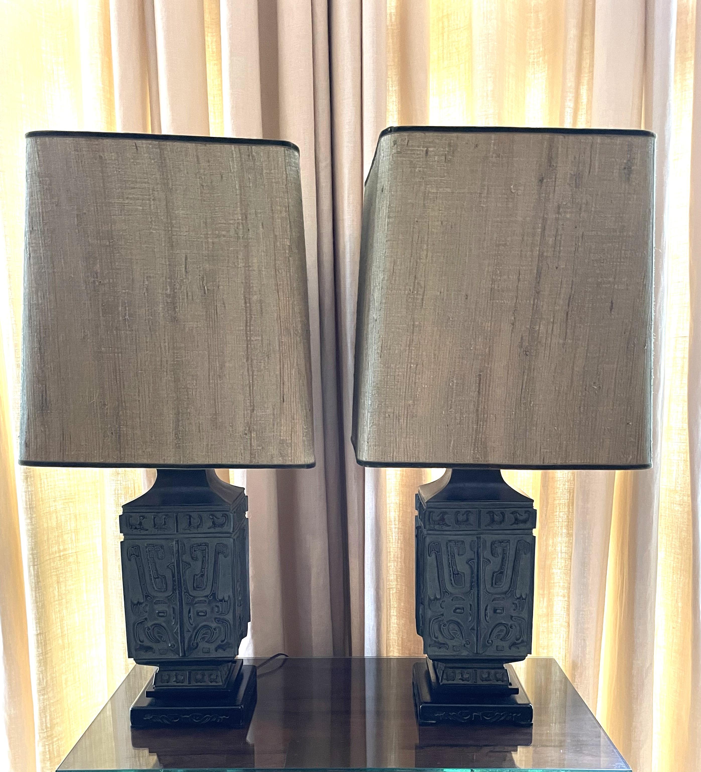 Qing Dynasty Cast-Bronze Table Lamps with Green Grass Cloth Shades For Sale 10