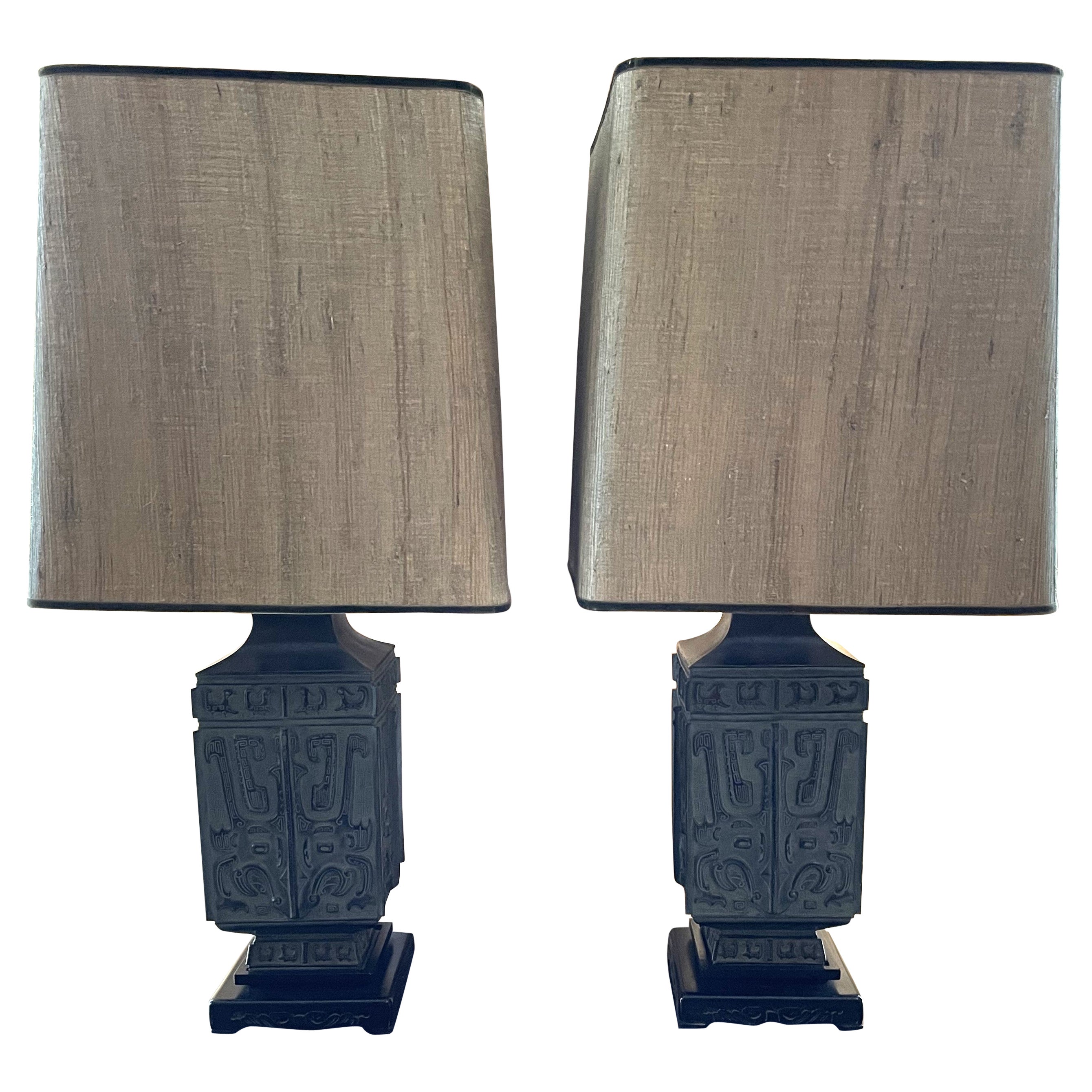 Lámparas de mesa de bronce fundido de la dinastía Qing con pantallas de tela de hierba verde en venta