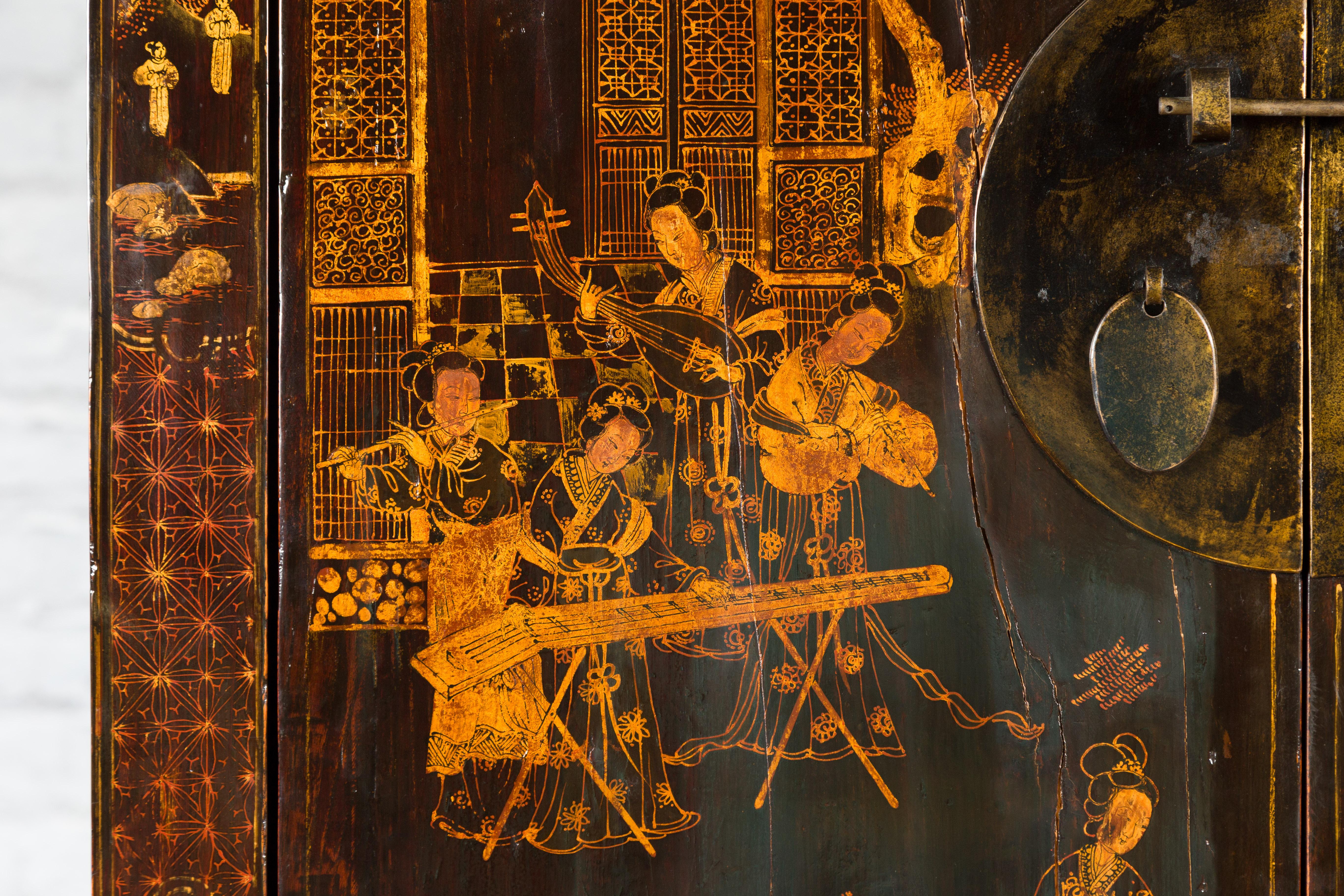 Cabinet du 19e siècle de la dynastie Qing avec scènes musicales peintes à la main et dorées 3