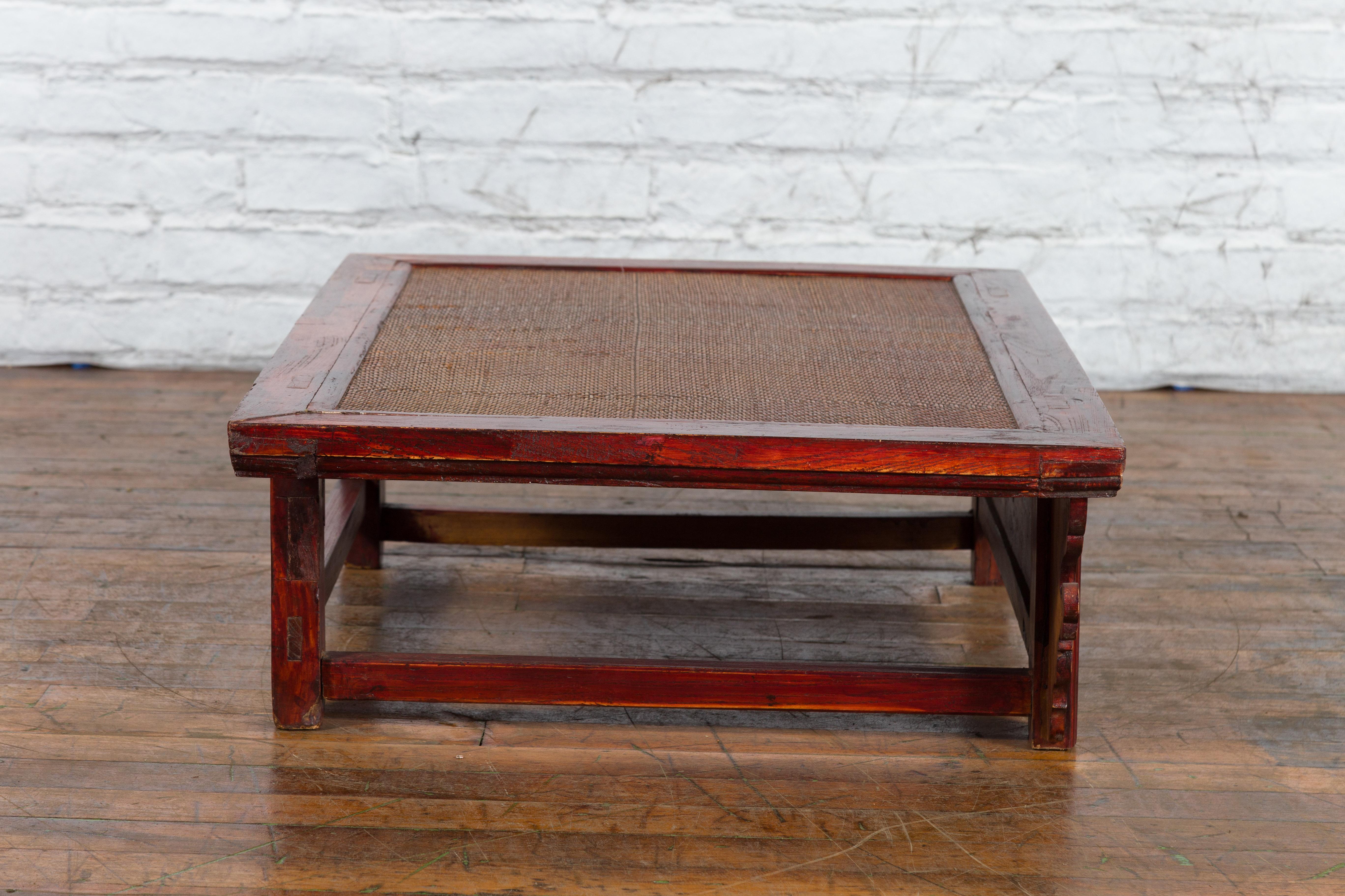 Table basse chinoise du 19ème siècle en laque rouge foncé de la dynastie Qing avec plateau en rotin en vente 3