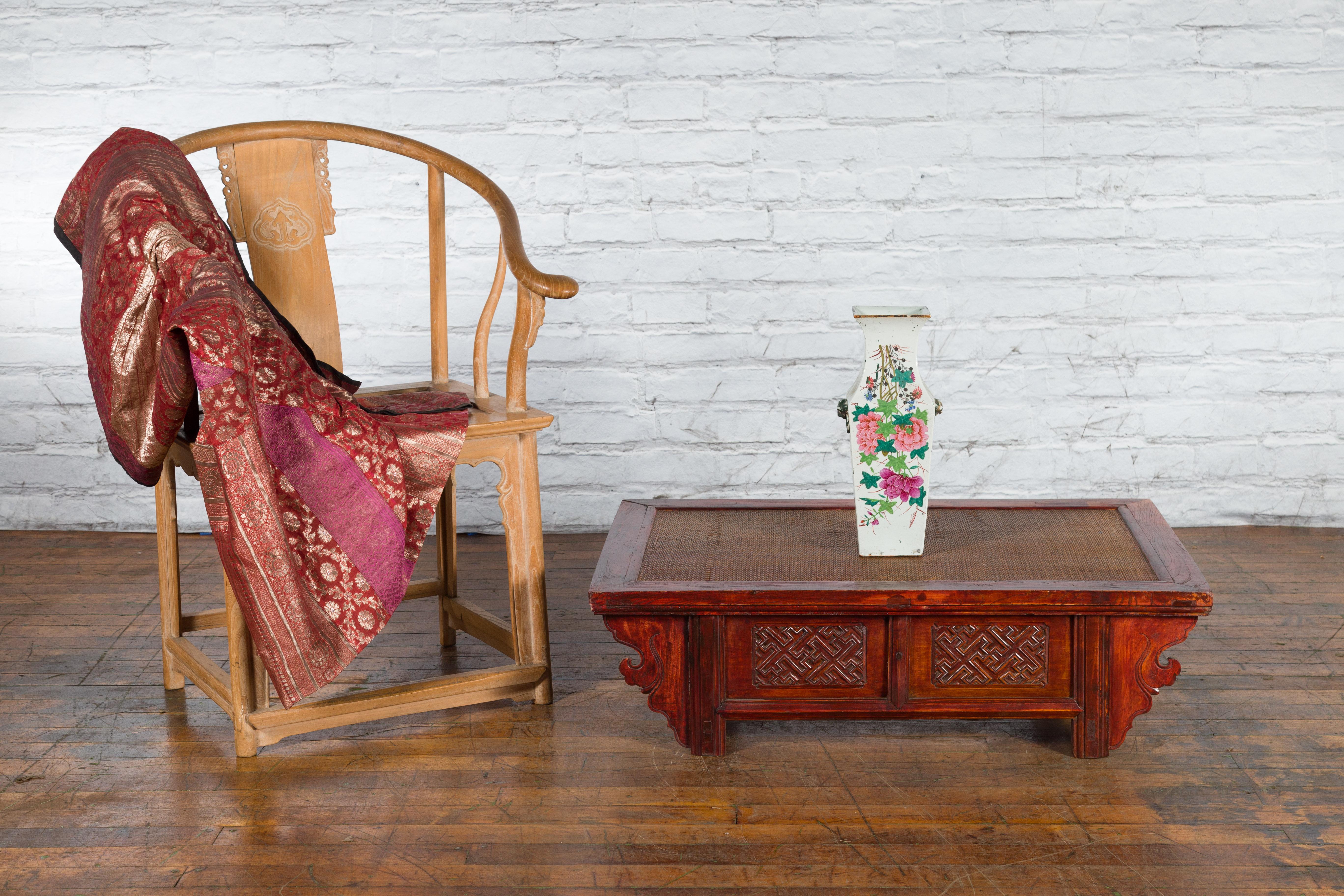 Sculpté Table basse en laque rouge foncé avec plateau en rotin, dynastie Qing, 19e siècle en vente