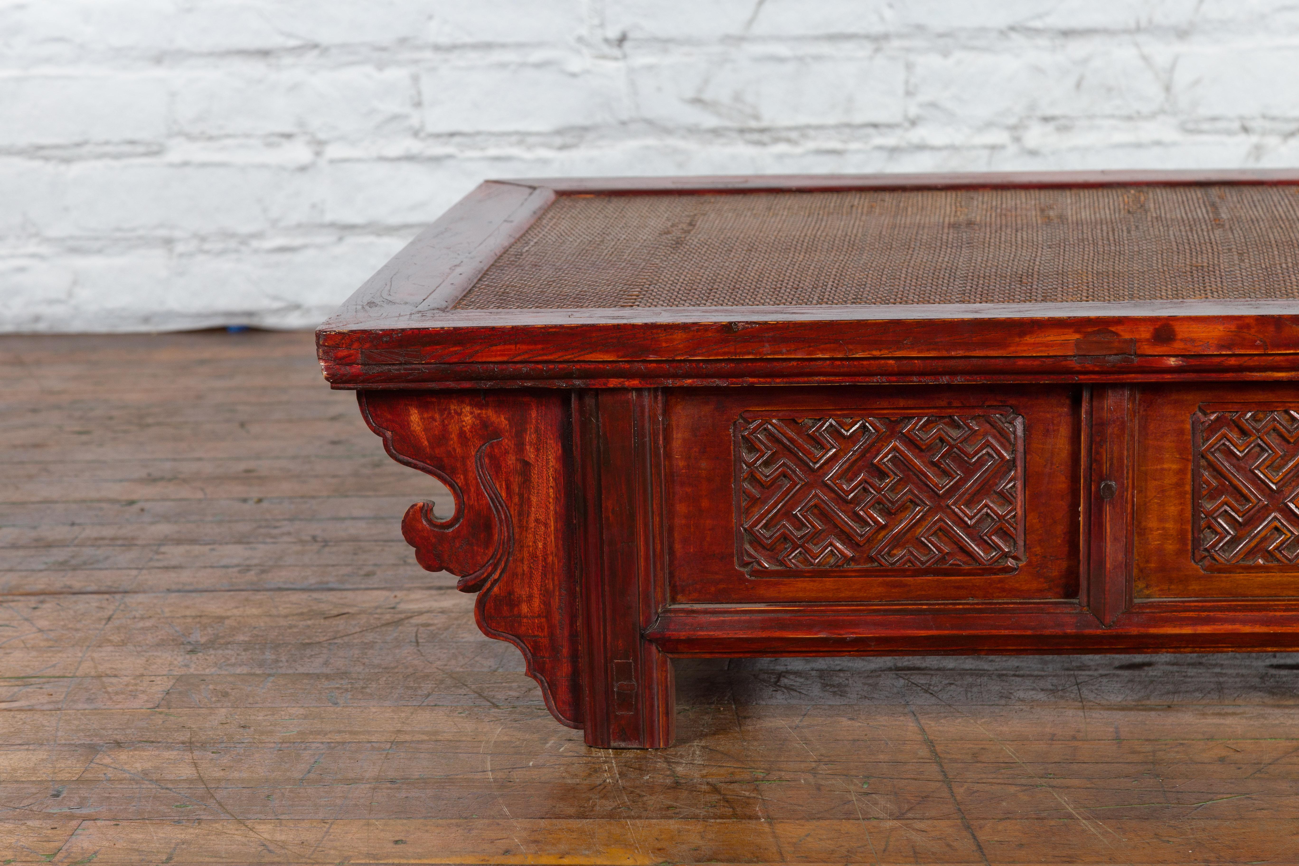 Table basse chinoise du 19ème siècle en laque rouge foncé de la dynastie Qing avec plateau en rotin Bon état - En vente à Yonkers, NY