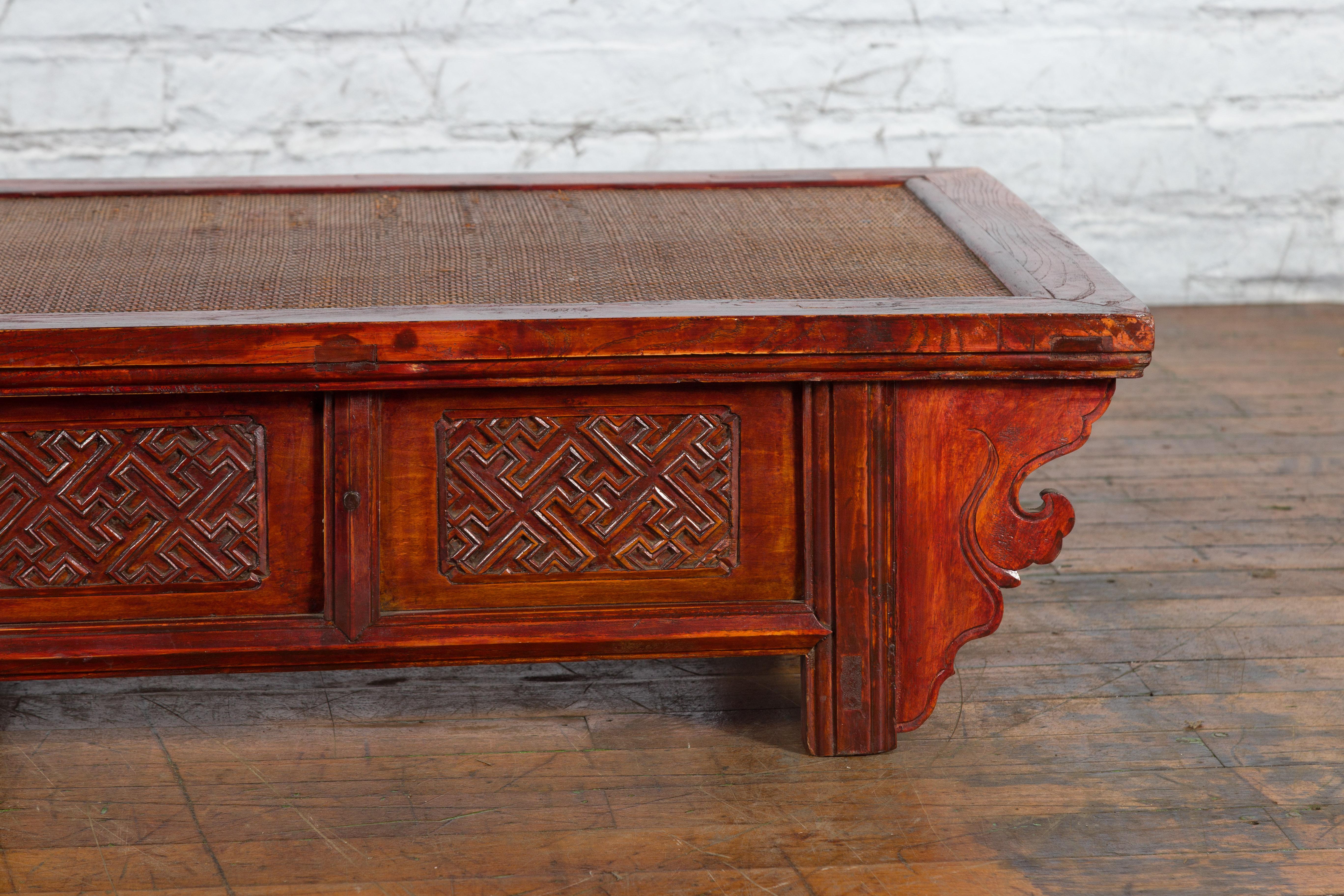 XIXe siècle Table basse chinoise du 19ème siècle en laque rouge foncé de la dynastie Qing avec plateau en rotin en vente