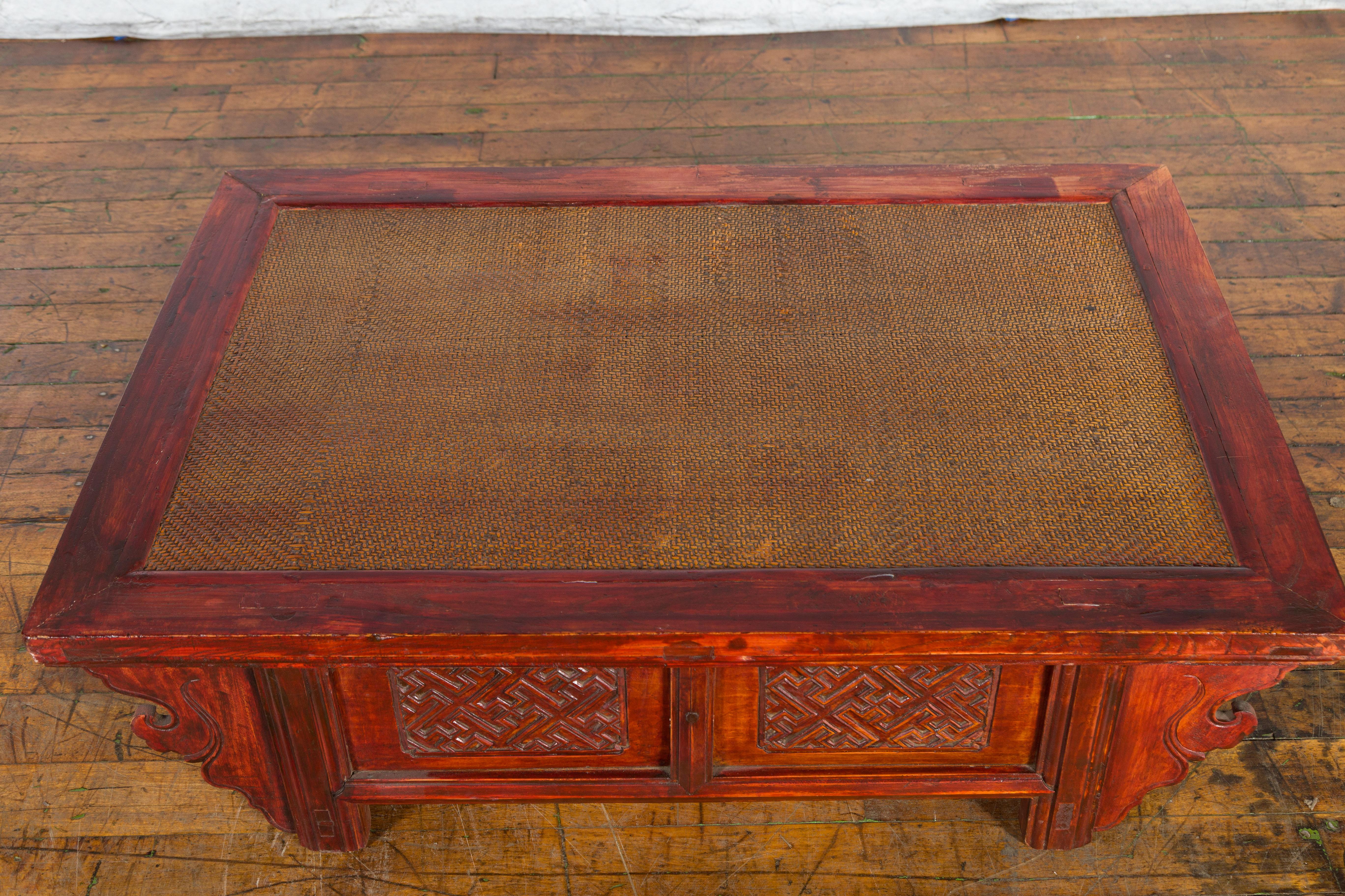 Rotin Table basse chinoise du 19ème siècle en laque rouge foncé de la dynastie Qing avec plateau en rotin en vente
