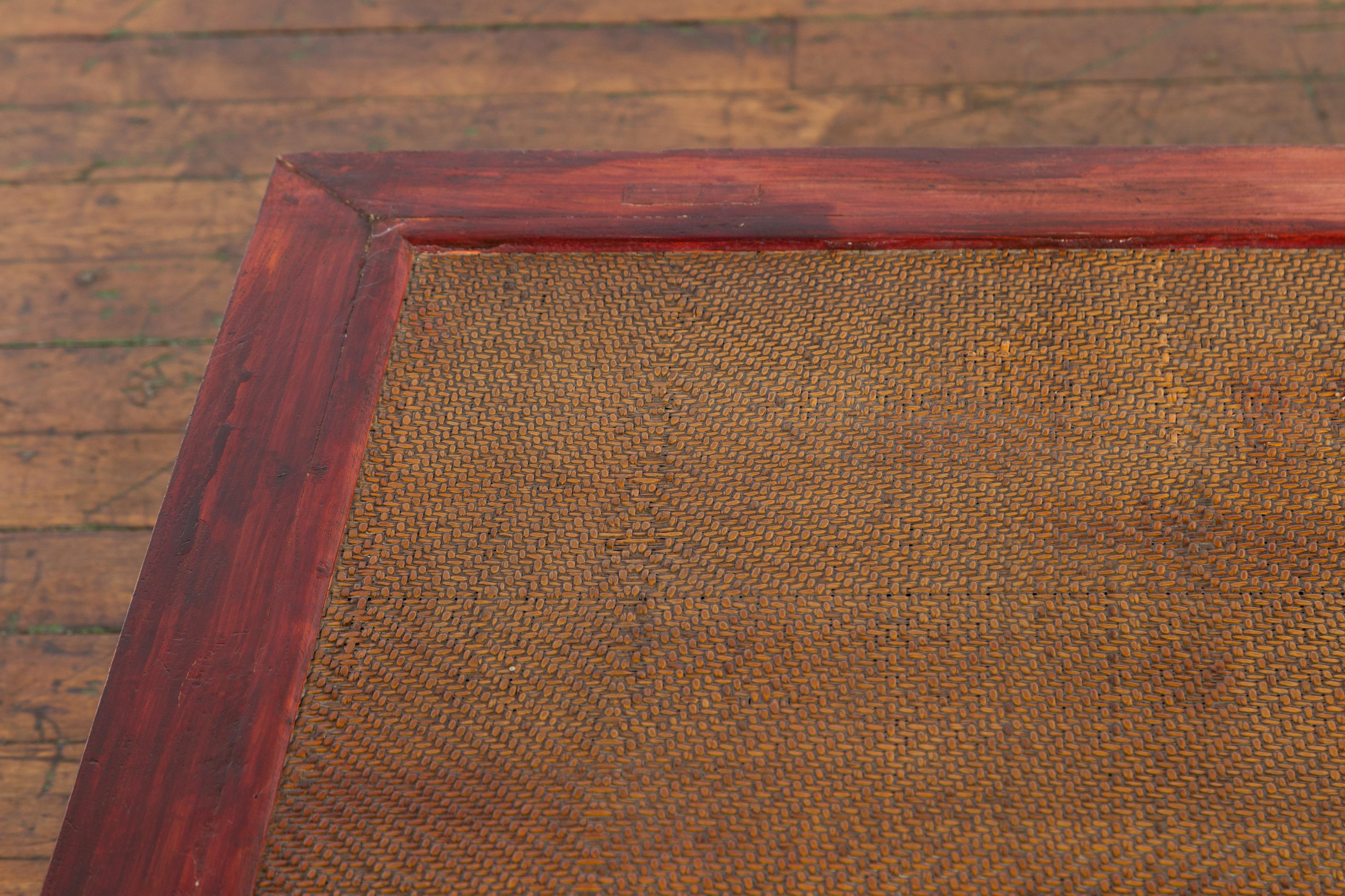 Table basse chinoise du 19ème siècle en laque rouge foncé de la dynastie Qing avec plateau en rotin en vente 1