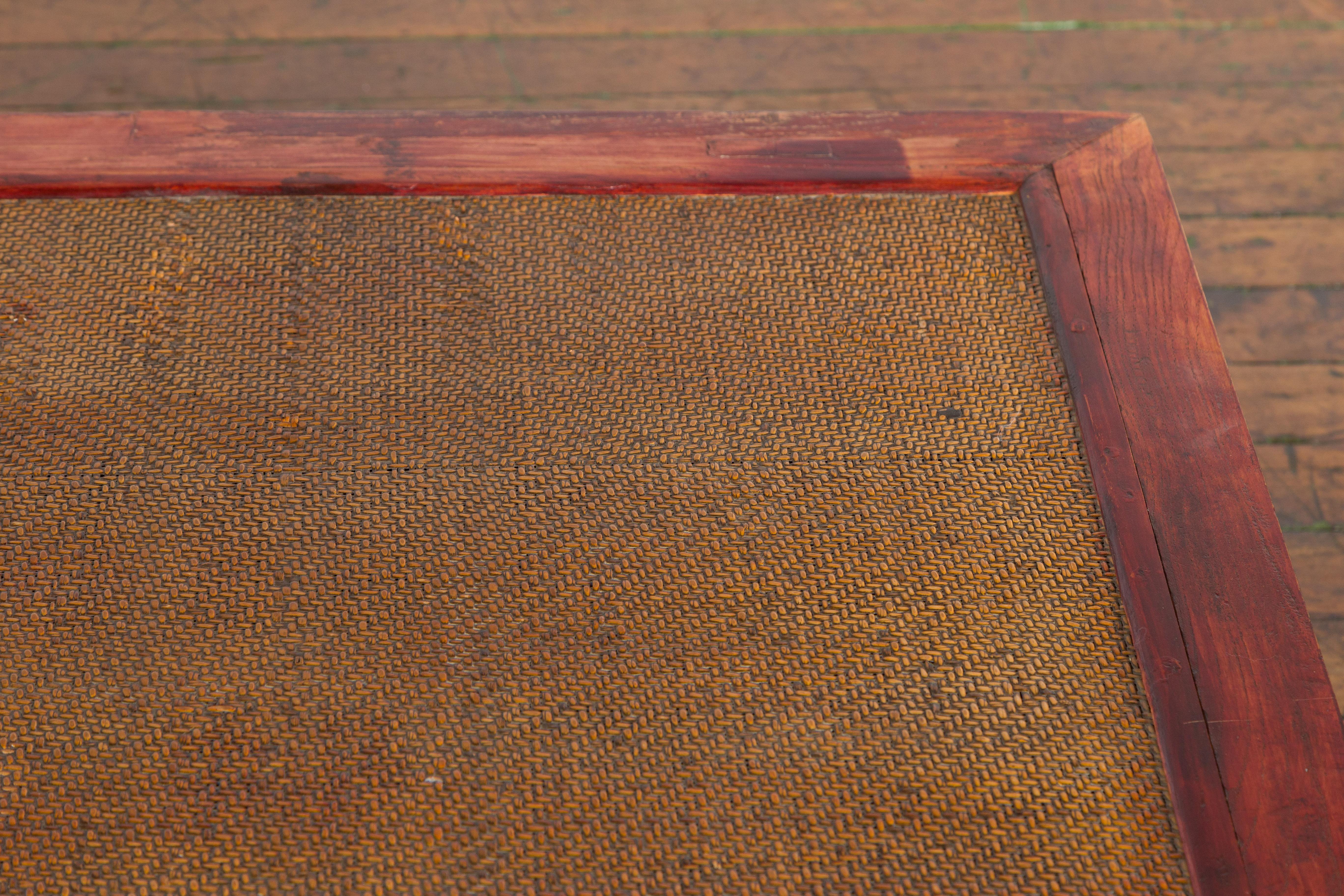 Table basse chinoise du 19ème siècle en laque rouge foncé de la dynastie Qing avec plateau en rotin en vente 2