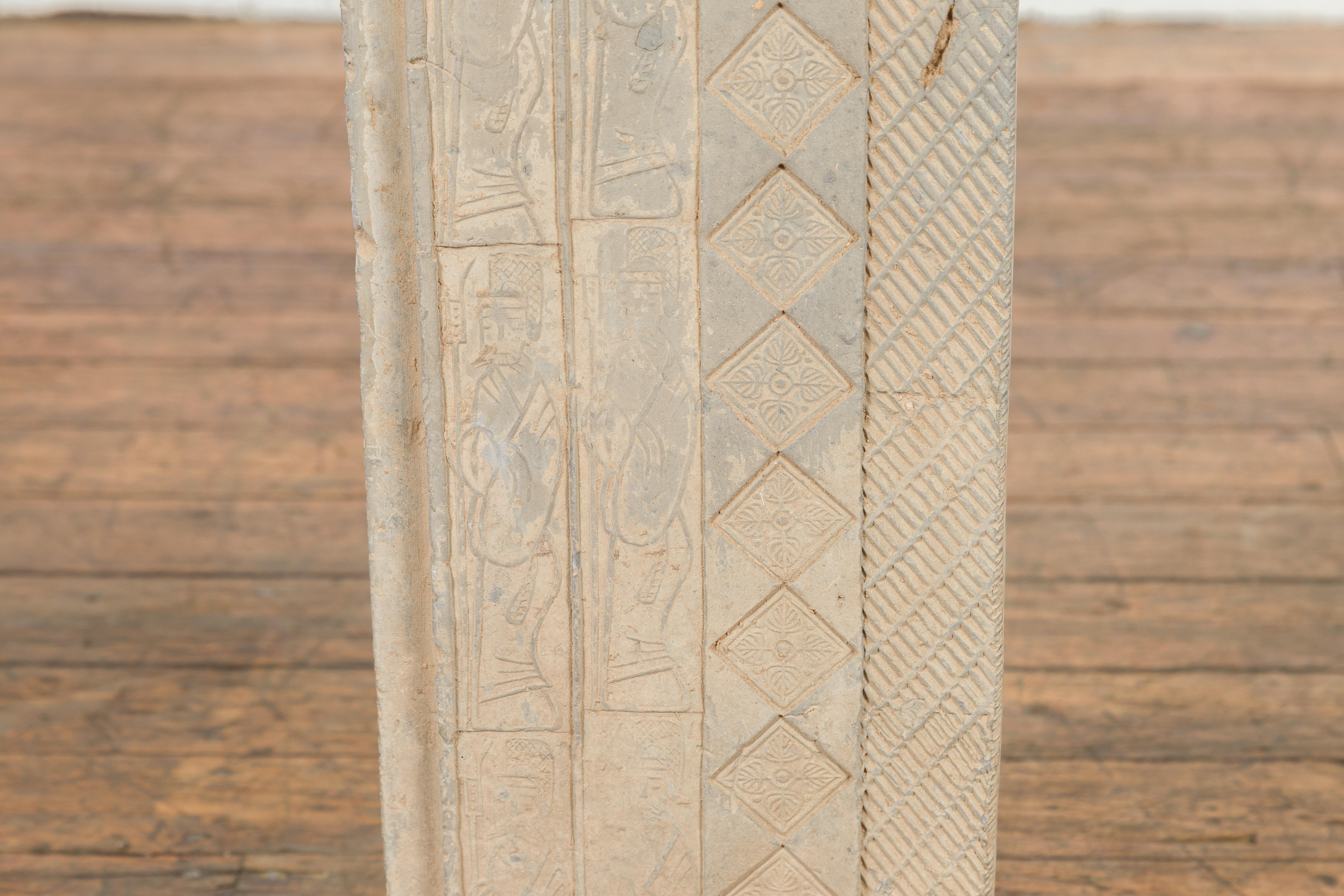 Chinesischer Stein-Tempelsockel aus der Qing-Dynastie des 19. Jahrhunderts mit handgeschnitzten Motiven im Angebot 3