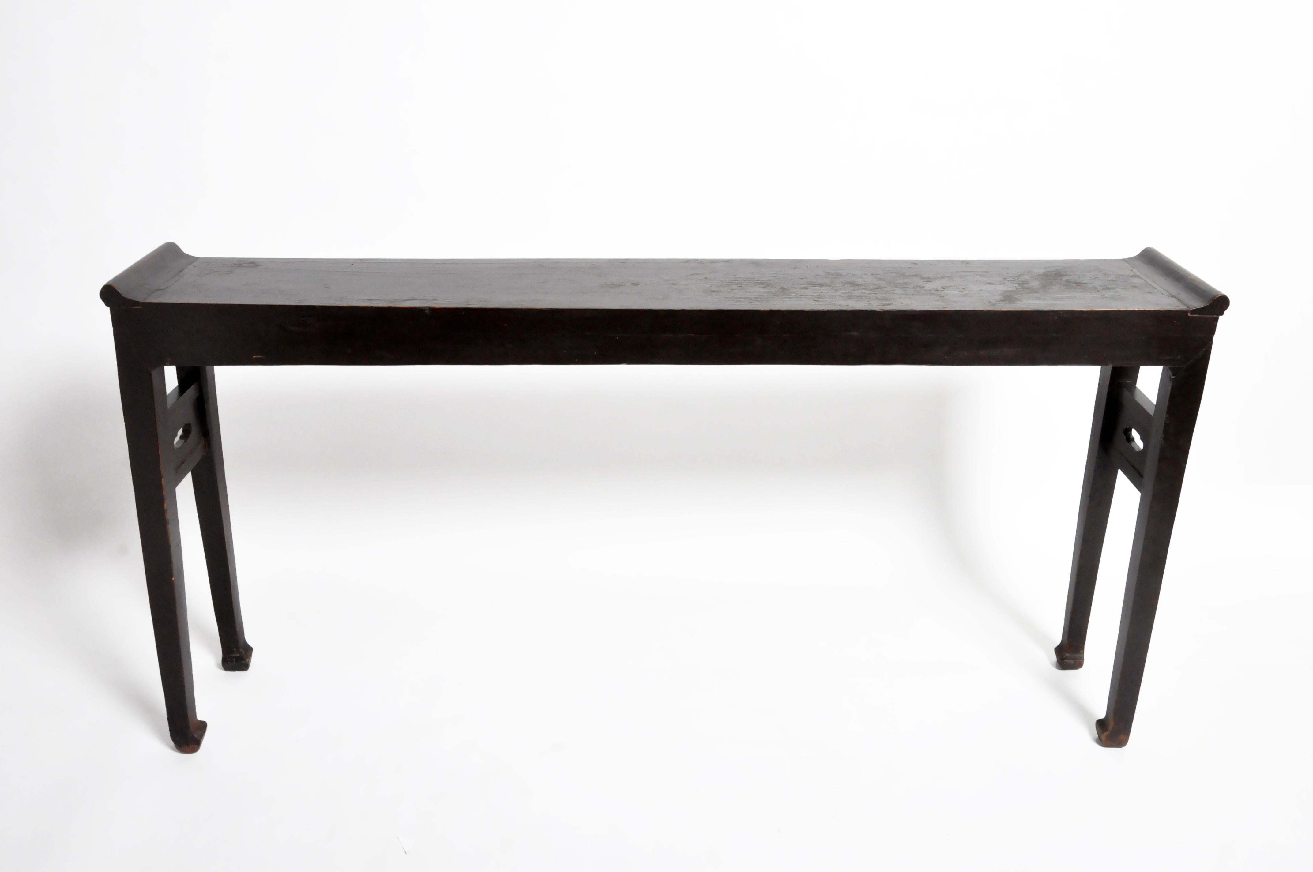 Qing Dynasty Chinese Altar Table with Hoofed-Legs In Good Condition In Chicago, IL