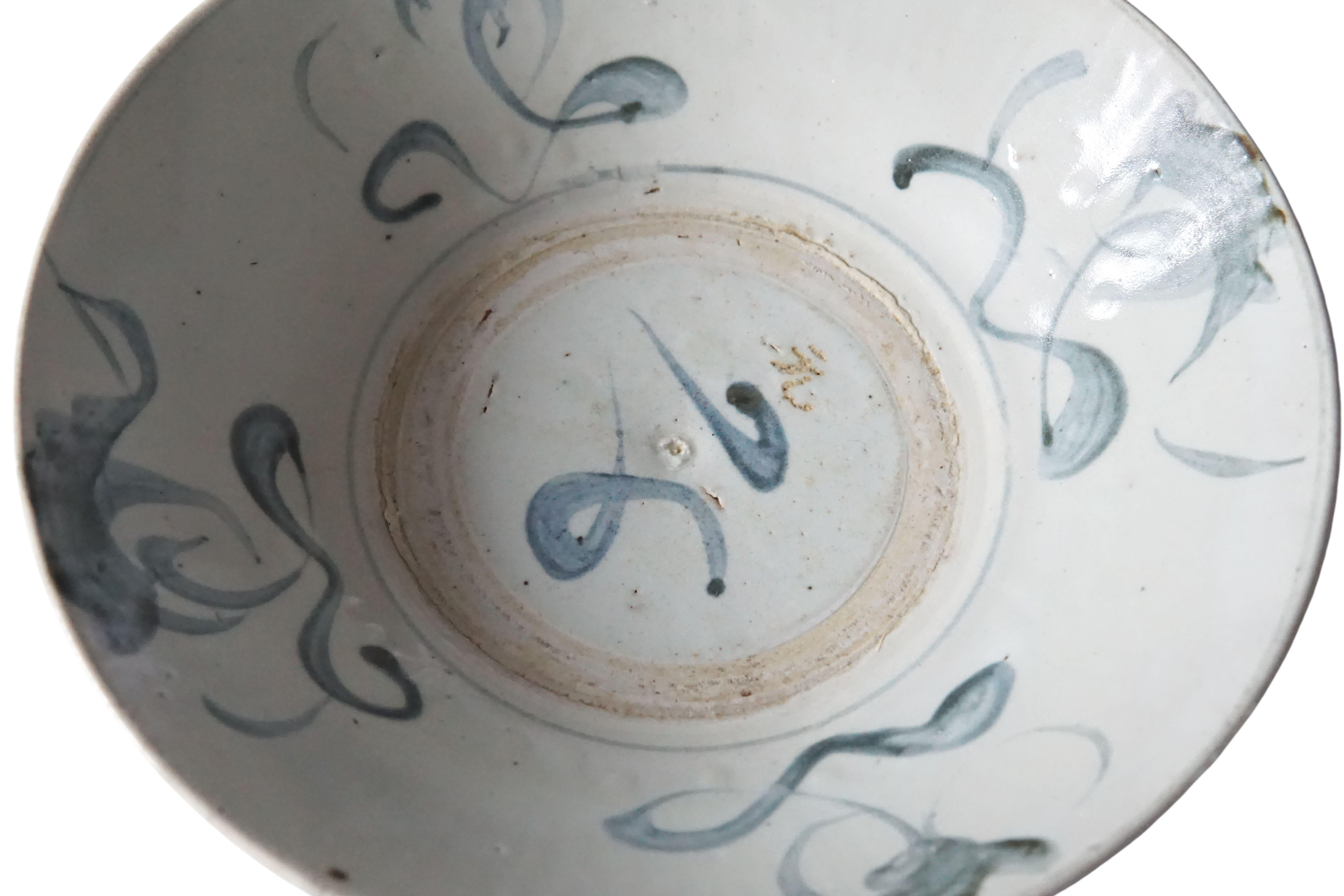 Cette assiette en céramique chinoise est dominée par une glaçure bleu-gris et présente de magnifiques traits bleus peints à la main. Autrefois utilisée comme assiette de tous les jours, elle est aujourd'hui un bel exemple de céramique chinoise et
