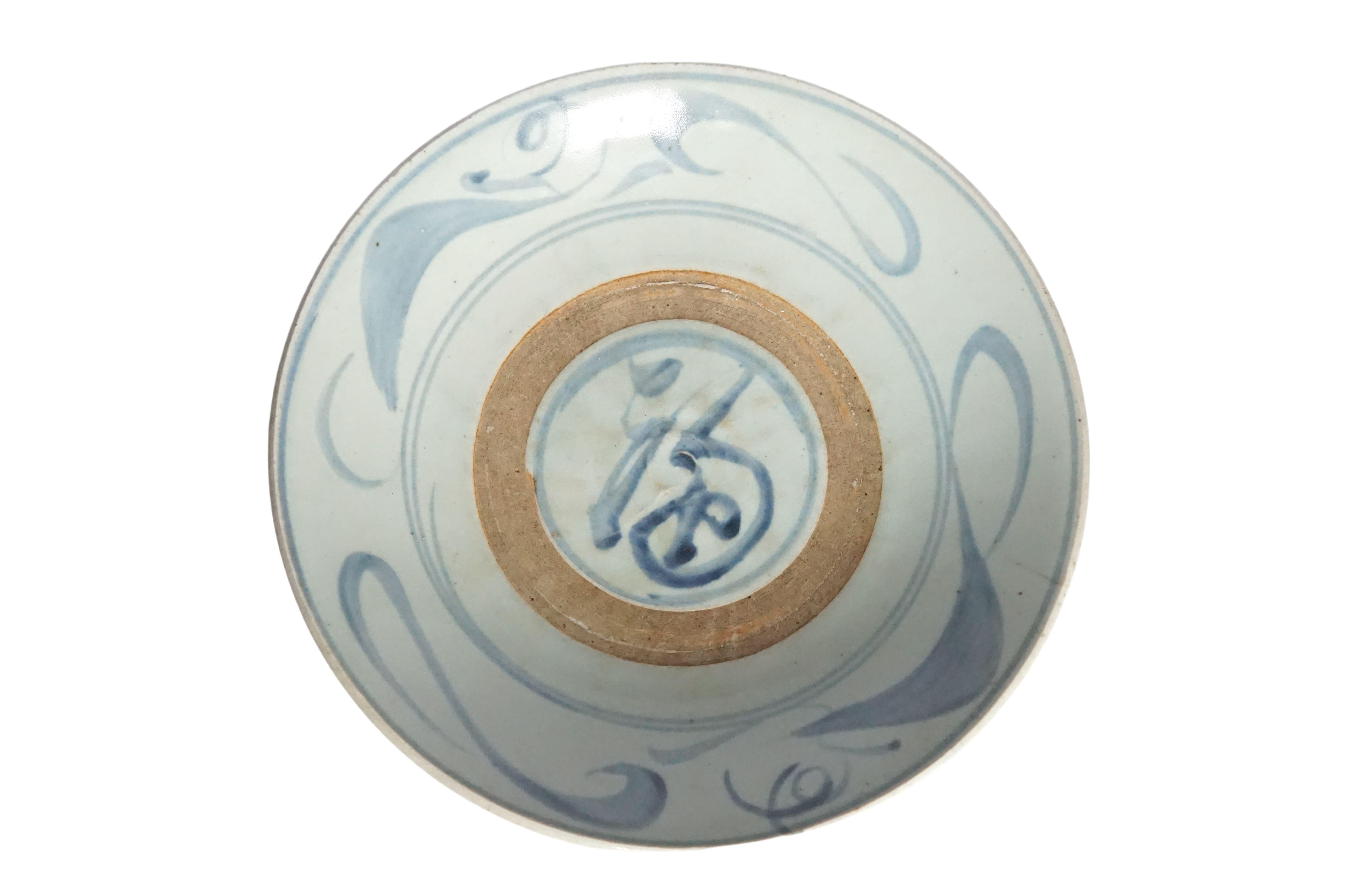 Dieser chinesische Keramikteller wird von einer blau-grauen Glasur dominiert und weist wunderschöne handgemalte blaue Striche auf. Einst als alltäglicher Teller verwendet, ist er heute ein großartiges Beispiel für chinesische Keramik und eignet sich
