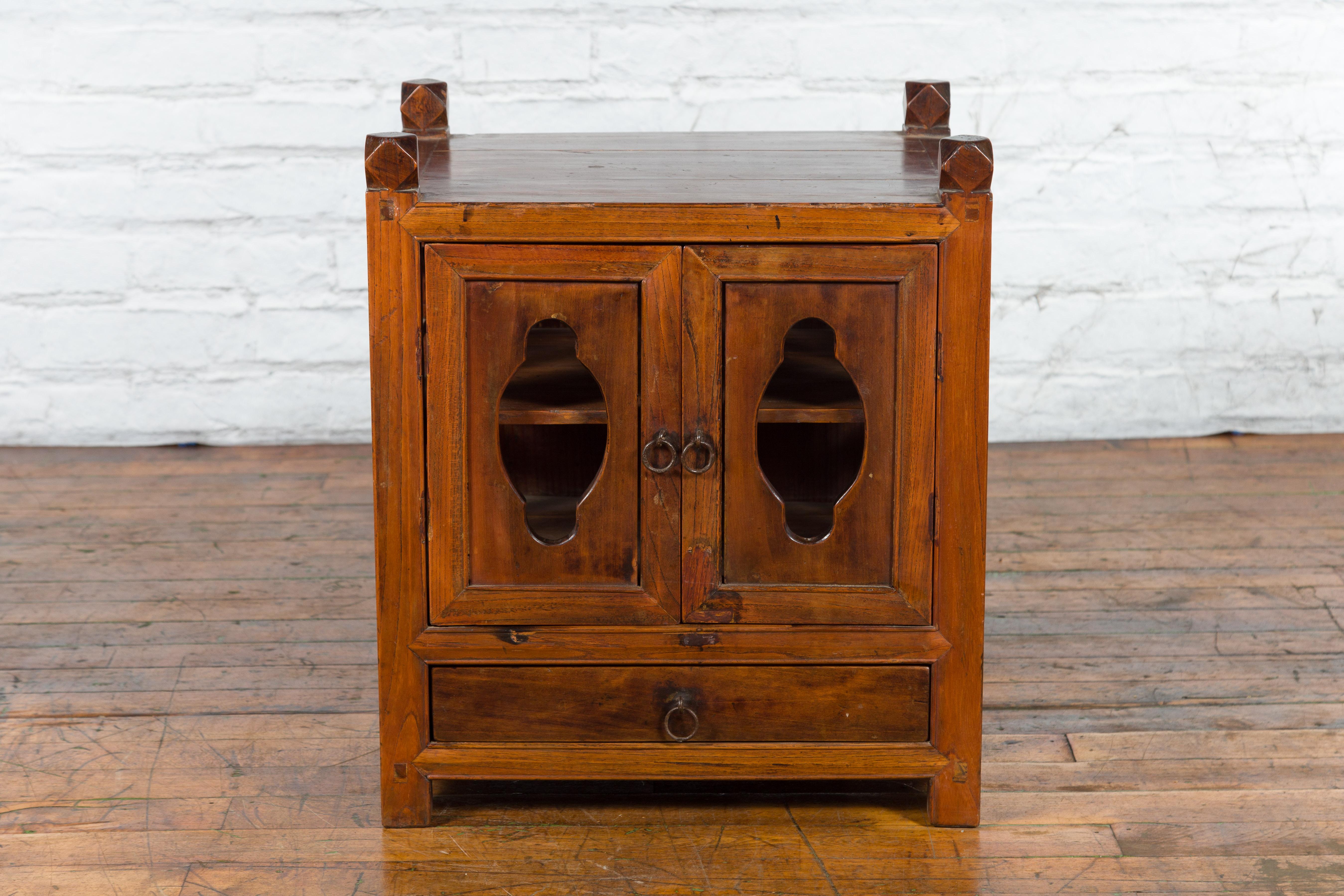 Qing Dynasty Chinese Brown Lacquered Bedside Cabinet with Fretwork Motifs In Good Condition In Yonkers, NY