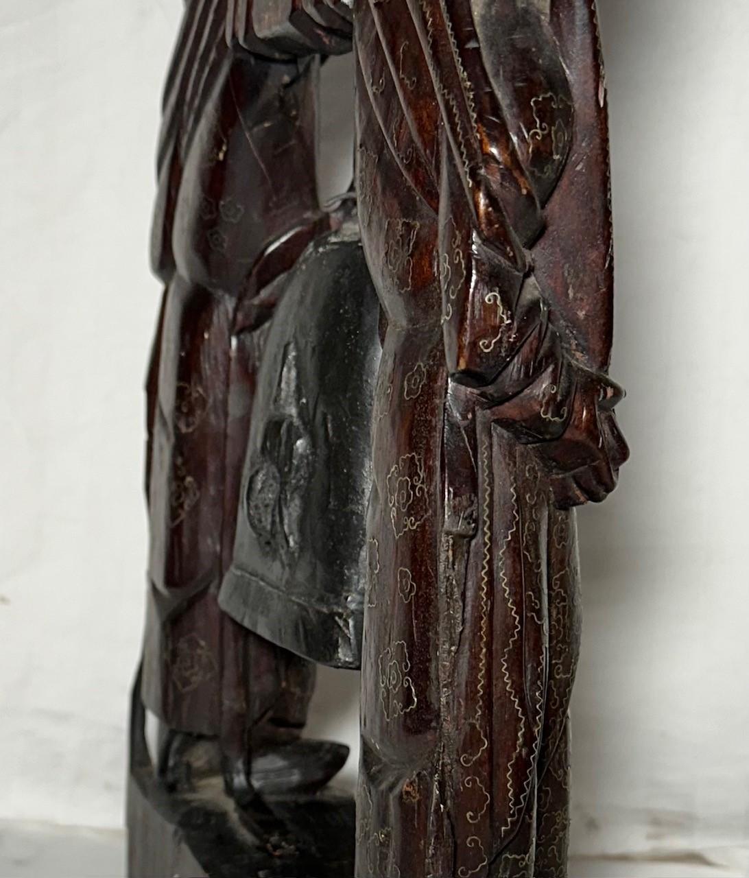 Qing Dynasty Chinese Buddhist Wood Carved Portable Shrine mit Bronzeglocke. im Angebot 3