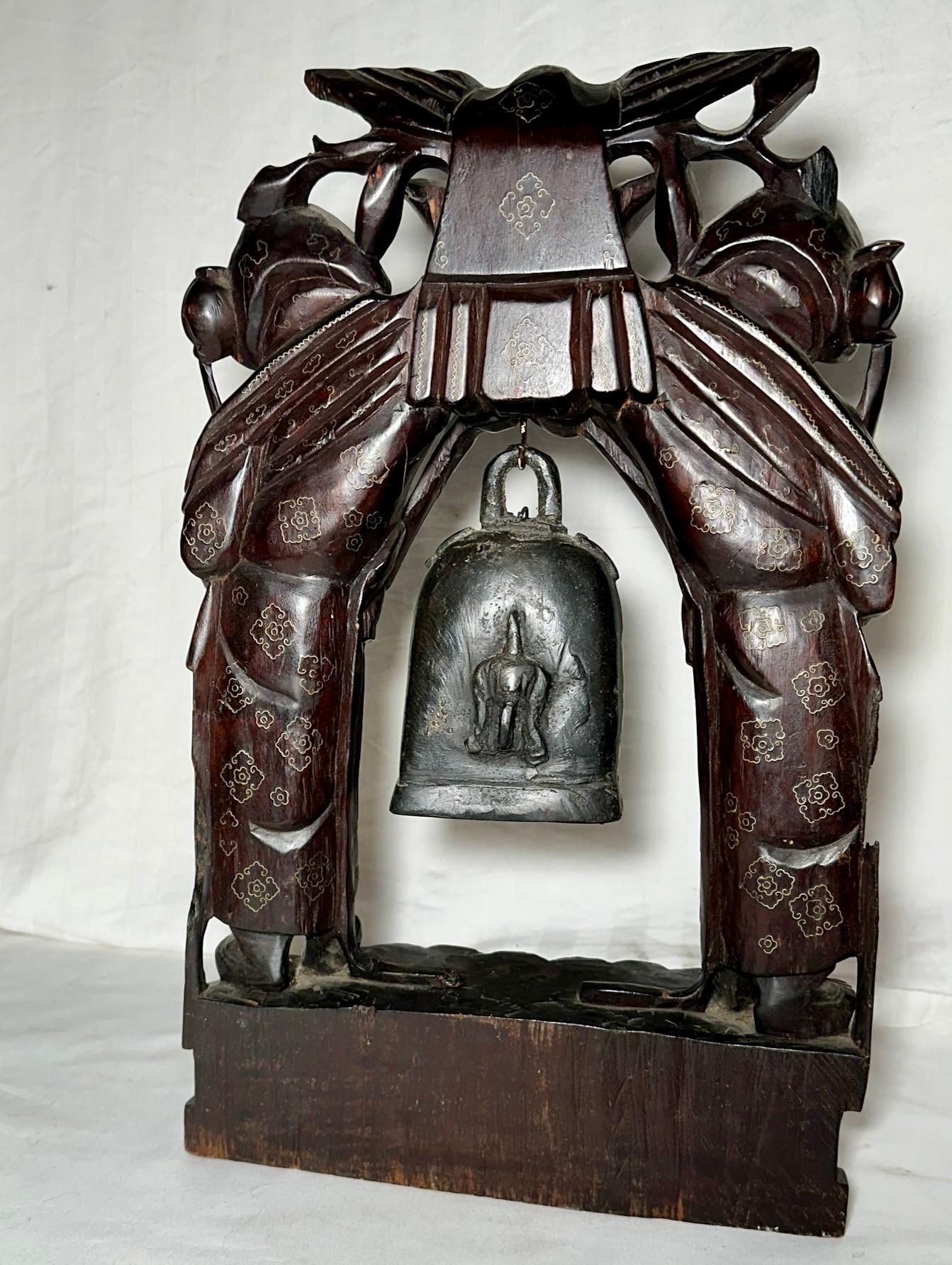 Qing Dynasty Chinese Buddhist Wood Carved Portable Shrine mit Bronzeglocke. im Angebot 4
