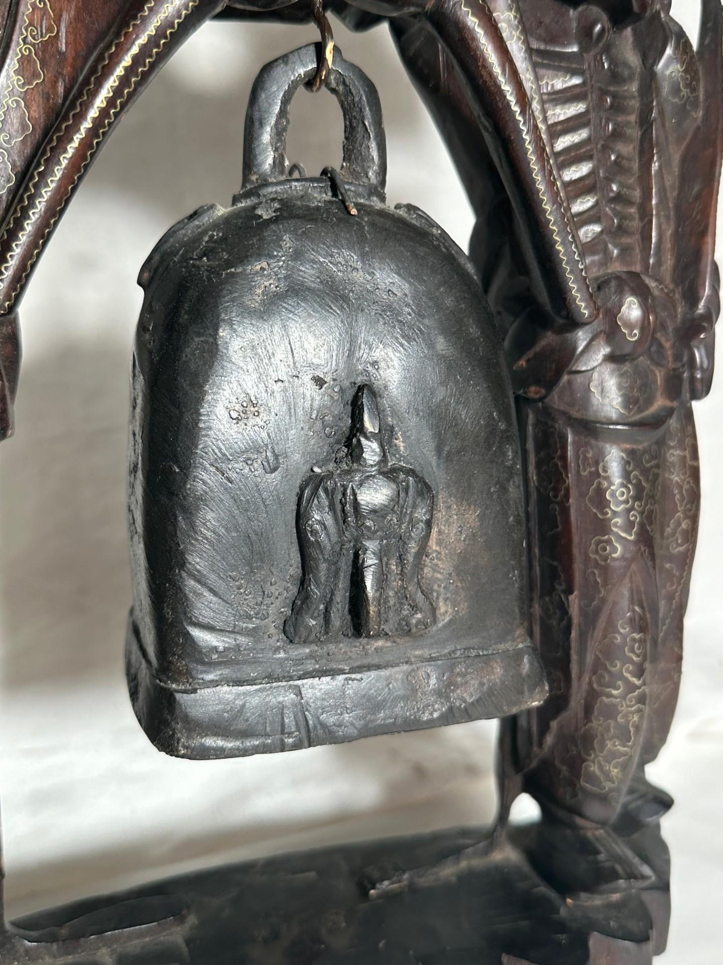 Qing Dynasty Chinese Buddhist Wood Carved Portable Shrine mit Bronzeglocke. (Chinesisch) im Angebot