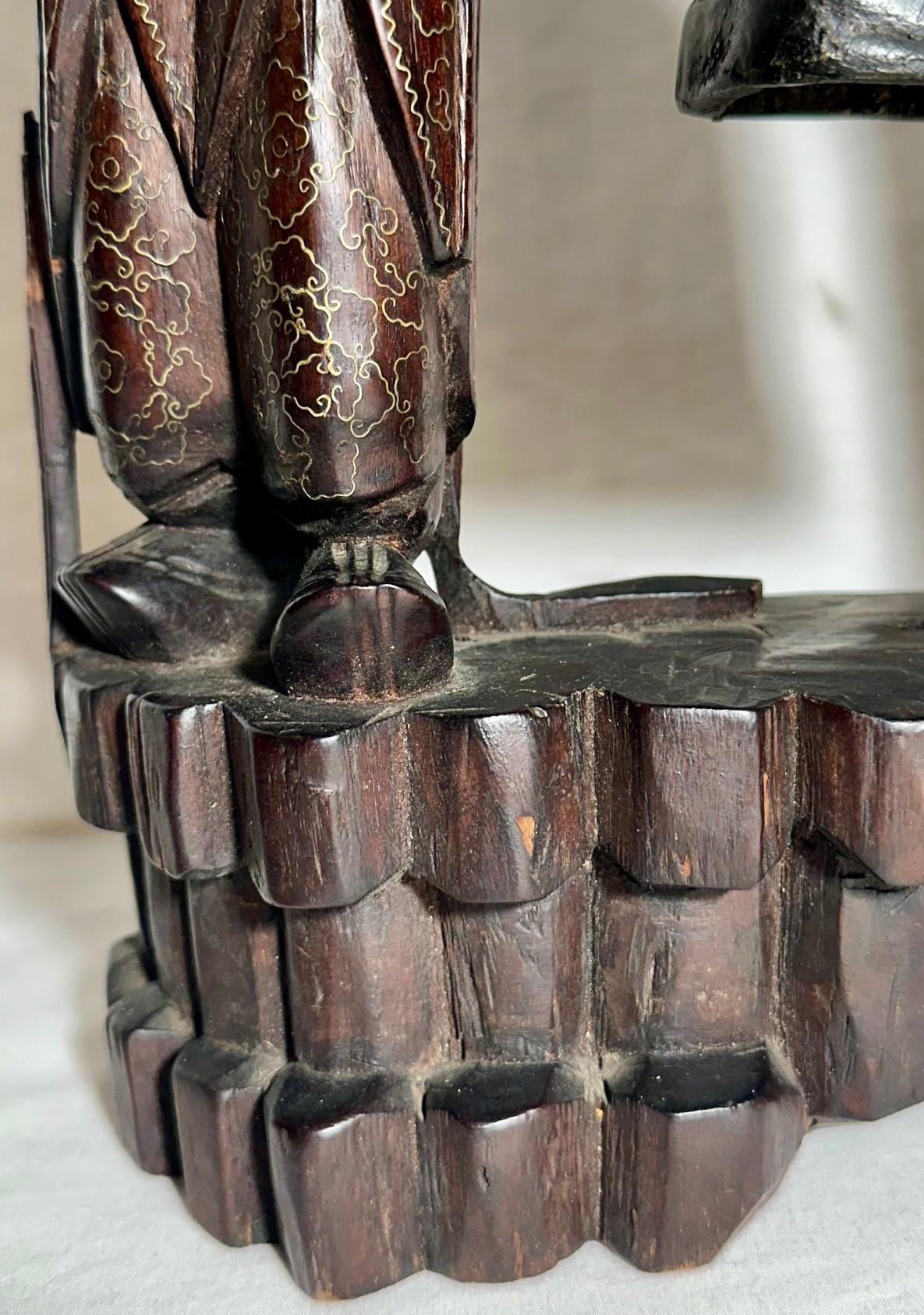 Qing Dynasty Chinese Buddhist Wood Carved Portable Shrine mit Bronzeglocke. (Handgeschnitzt) im Angebot