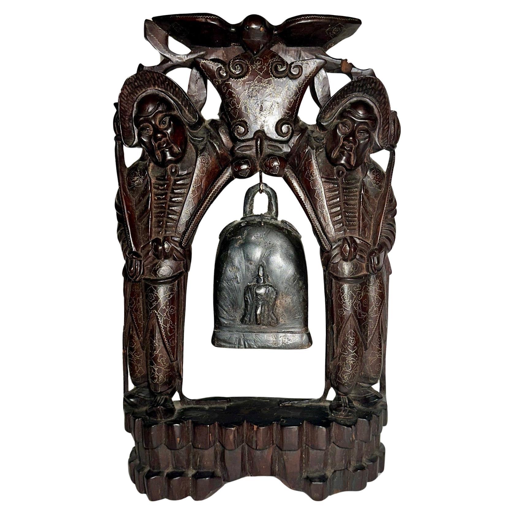 Qing Dynasty Chinese Buddhist Wood Carved Portable Shrine mit Bronzeglocke.