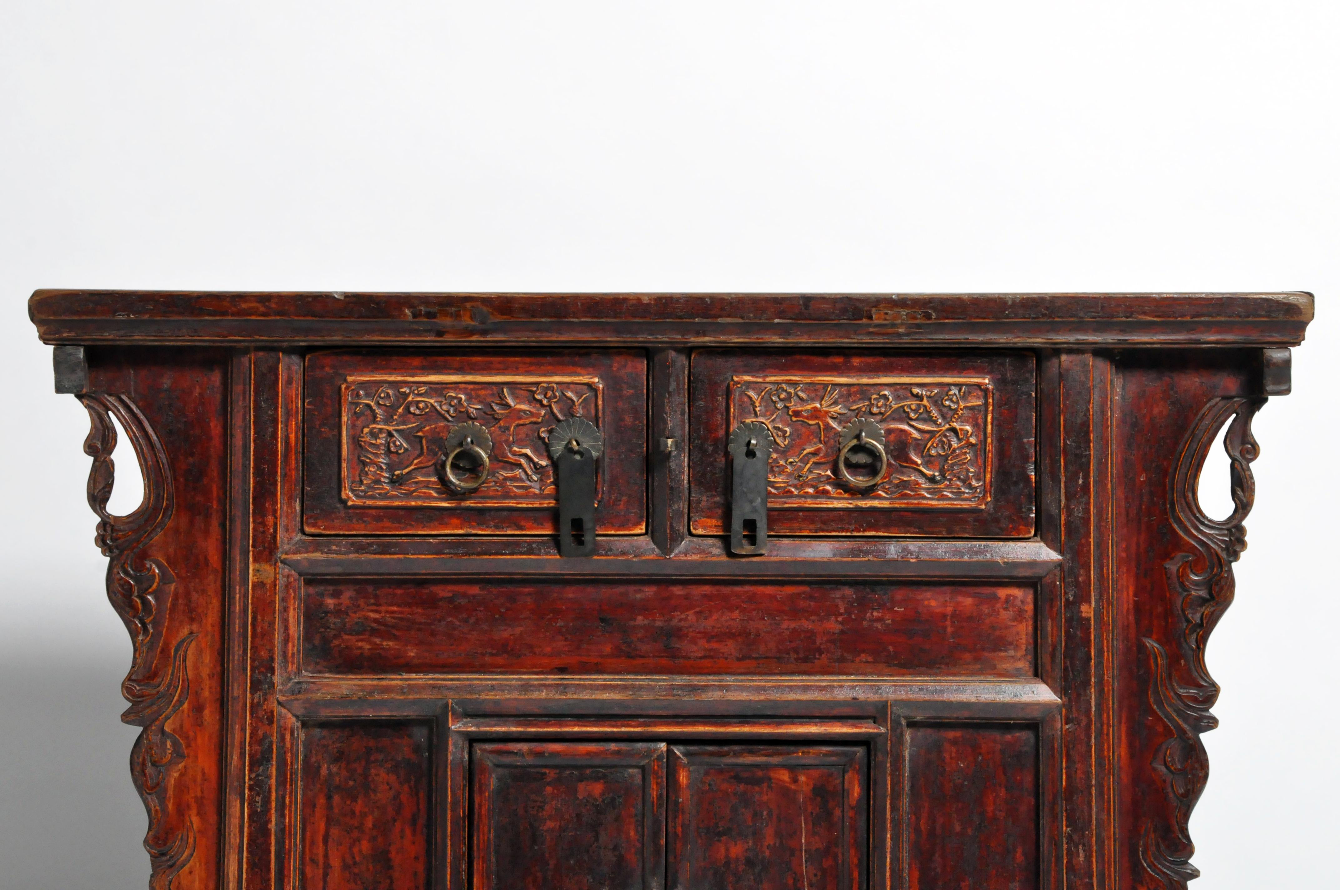 Qing Dynasty Chinese Butterfly Cabinet with Original Patina In Good Condition In Chicago, IL